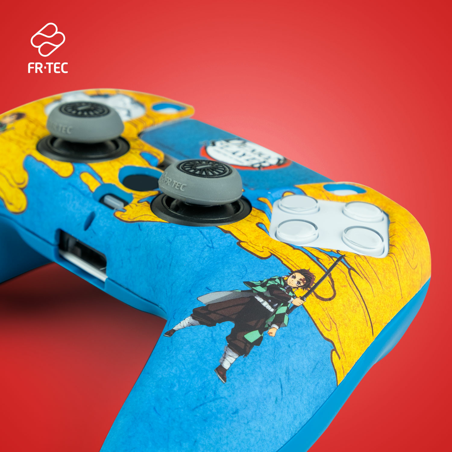 Un controller blu con design anime, su sfondo rosso.