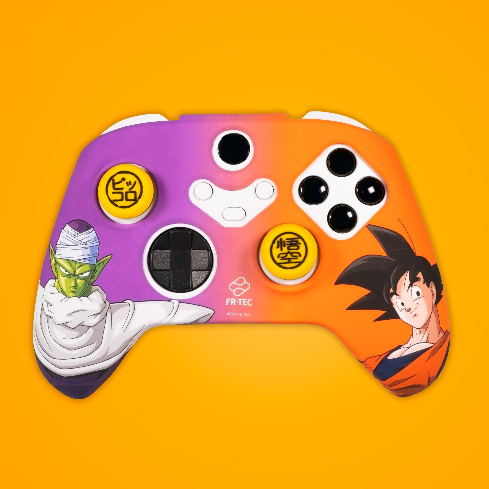 Un controller con Piccolo e Goku su una base sfumata arancione-viola.