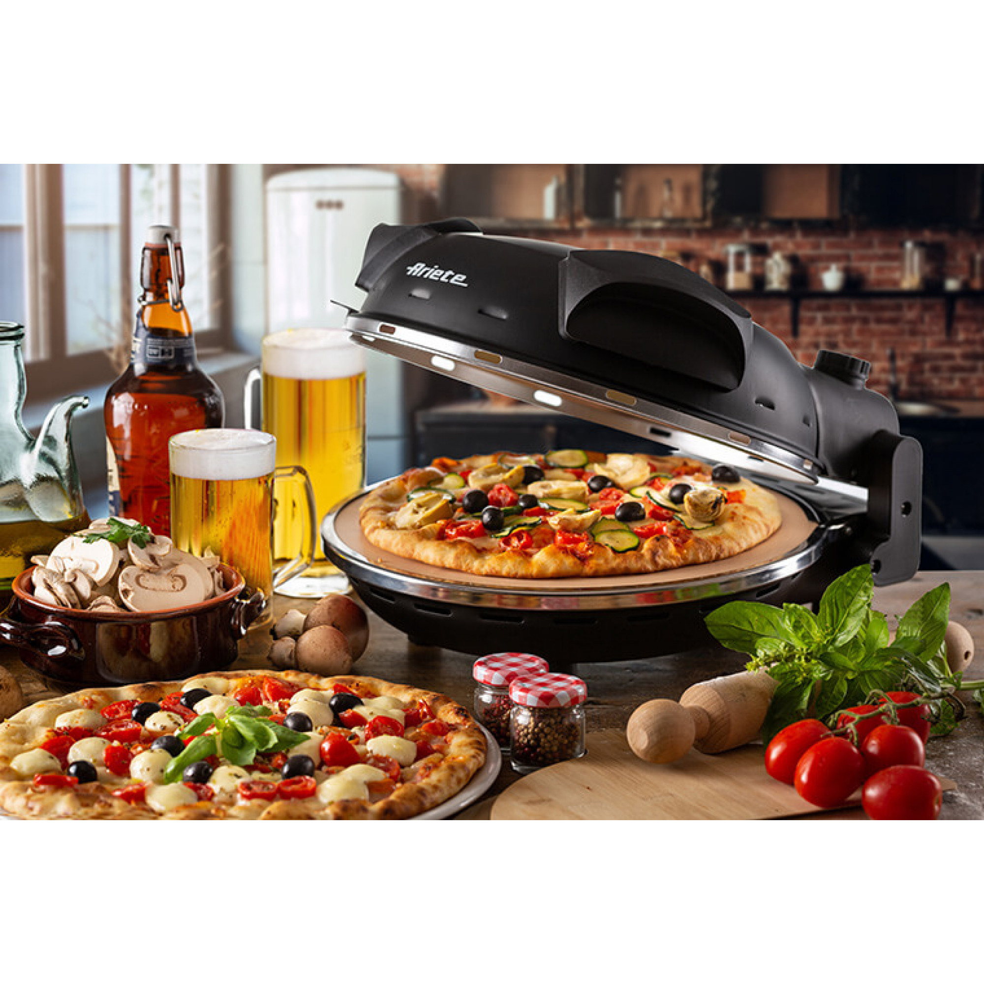 Piec do pizzy z pizzą, piwem, grzybami i pomidorami.