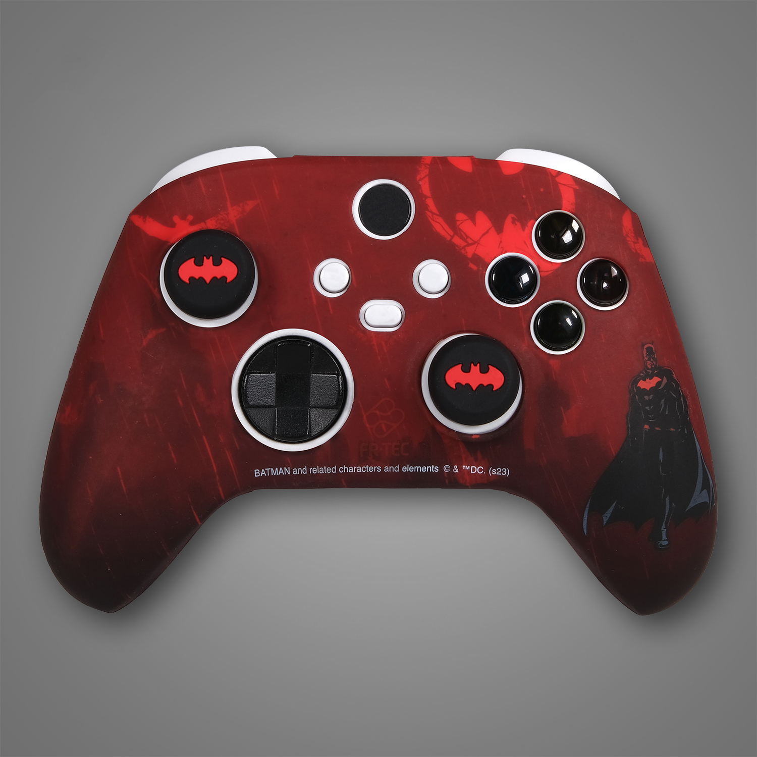 Un controller di gioco rosso a tema Batman con pulsanti bianchi e neri.