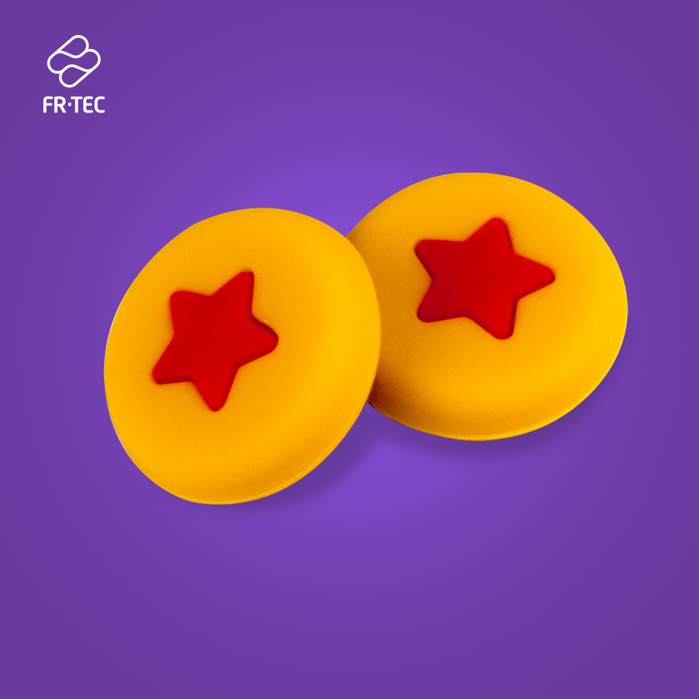 Dos pelotas amarillas con estrellas rojas sobre fondo morado.