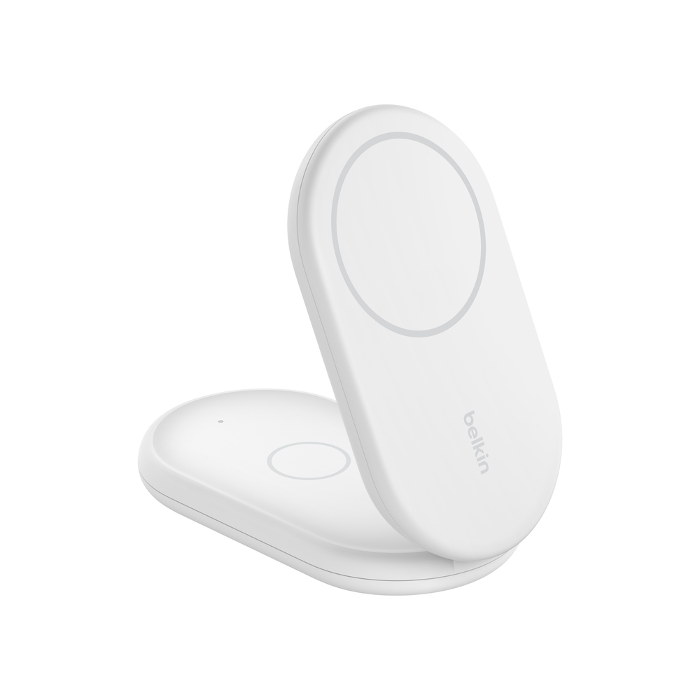Ein weißes, faltbares Ladegerät mit zwei runden Ladeflächen und dem Belkin-Logo.