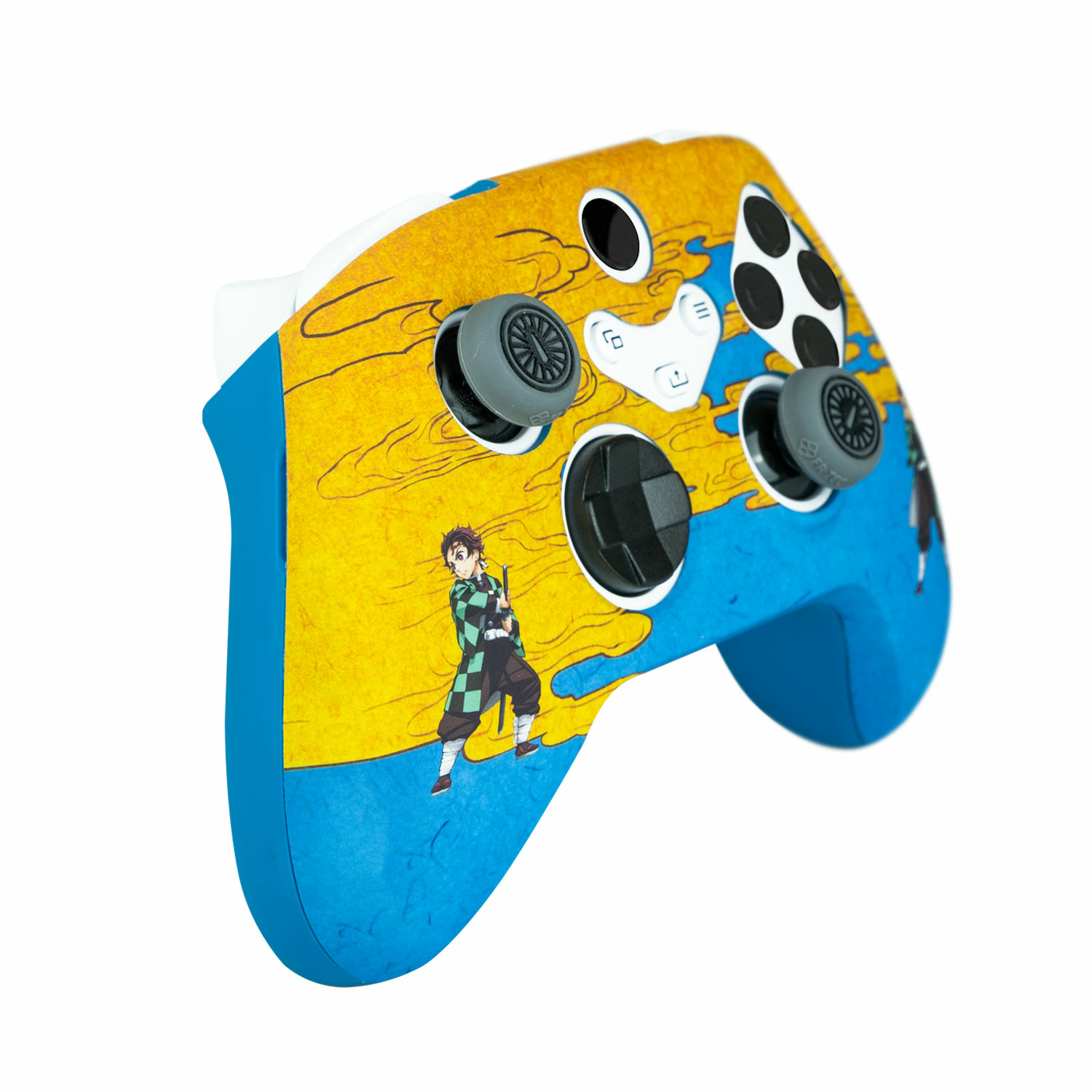 Un controller blu con design anime stile giapponese, sfondo giallo.