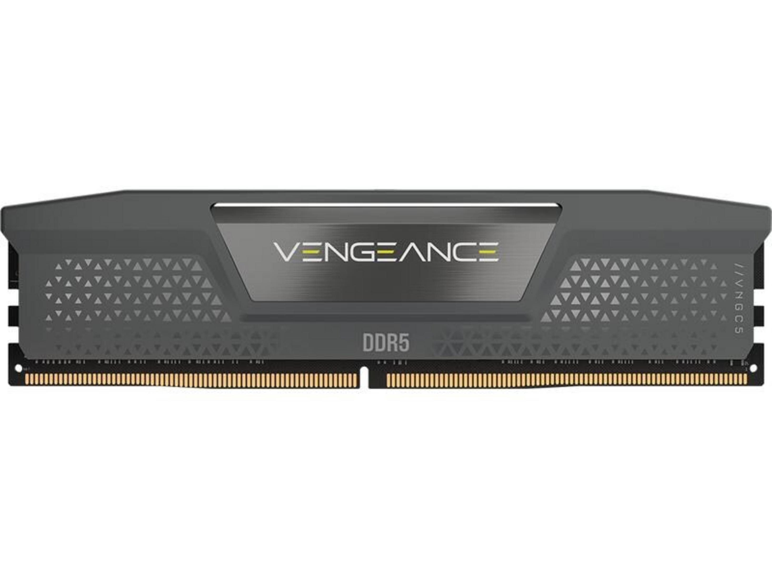 Ein graues DDR5 RAM-Modul mit silbernem Schriftzug und dreieckigem Muster.