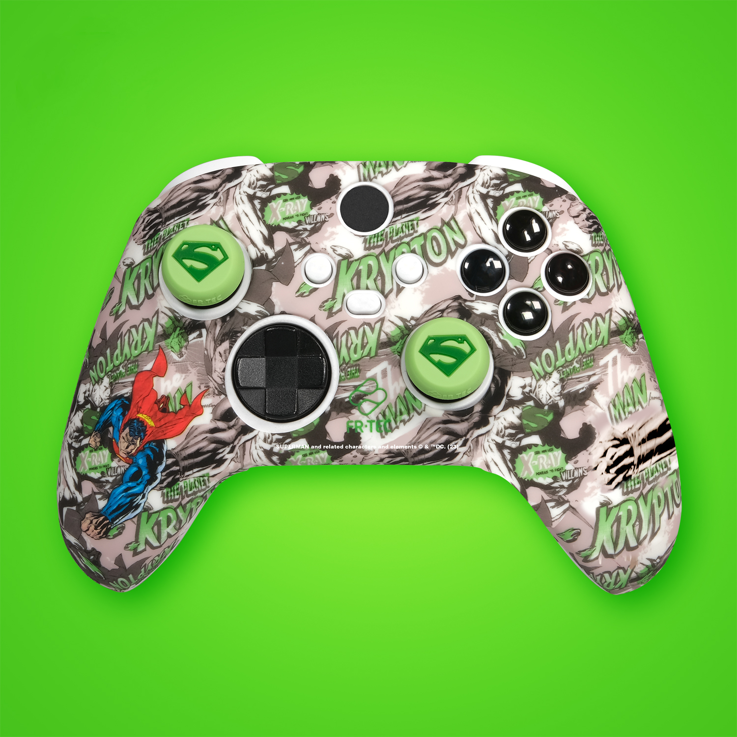 Een Xbox-controller met Superman-thema en stripboekkunst op een groene achtergrond.