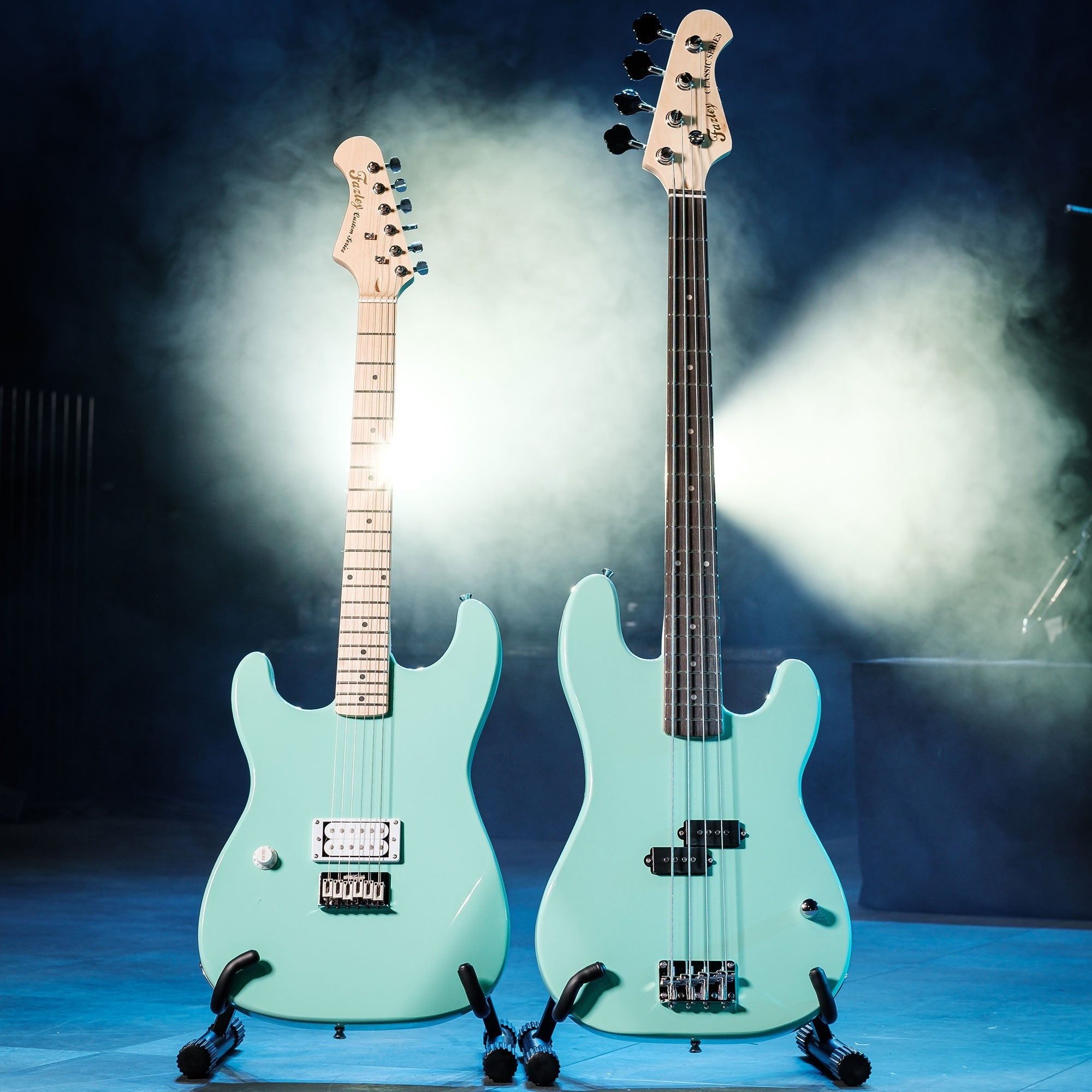 Twee mintgroene elektrische gitaren op standaard in rook.