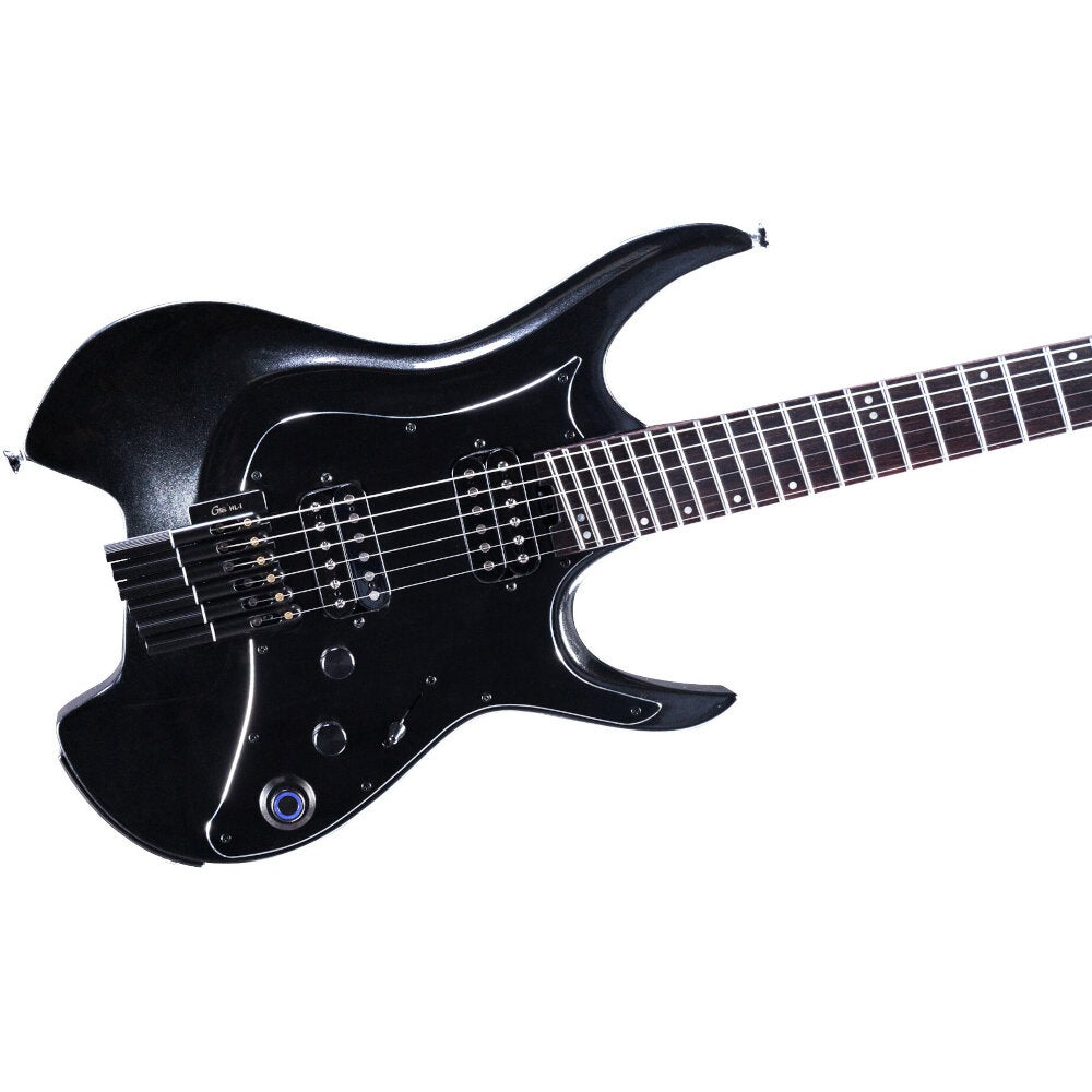 Altı telli siyah elektro gitar, beyaz arka plan üzerinde.