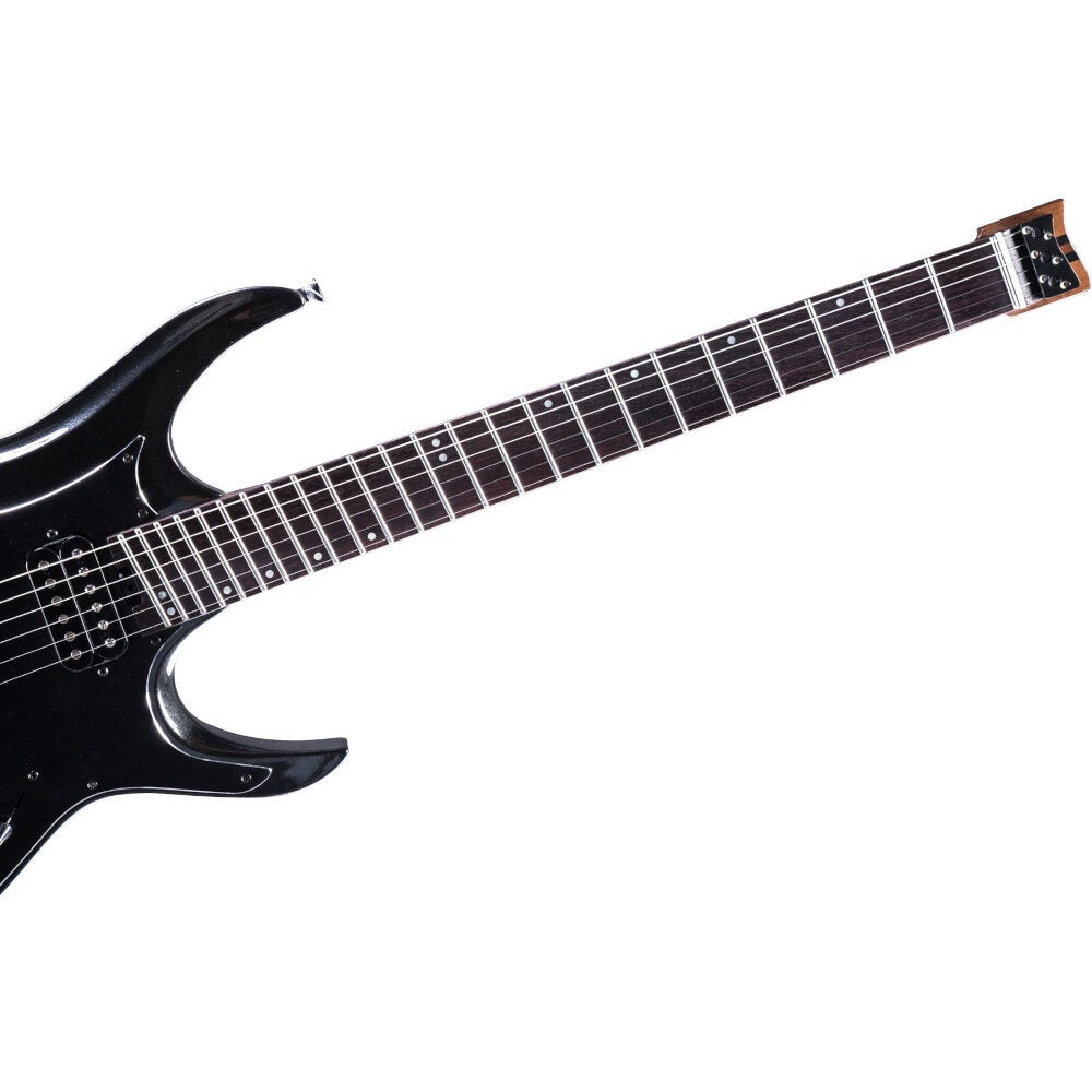 Beyaz arka plan üzerinde klavyesi ve telleri olan siyah elektro gitar.
