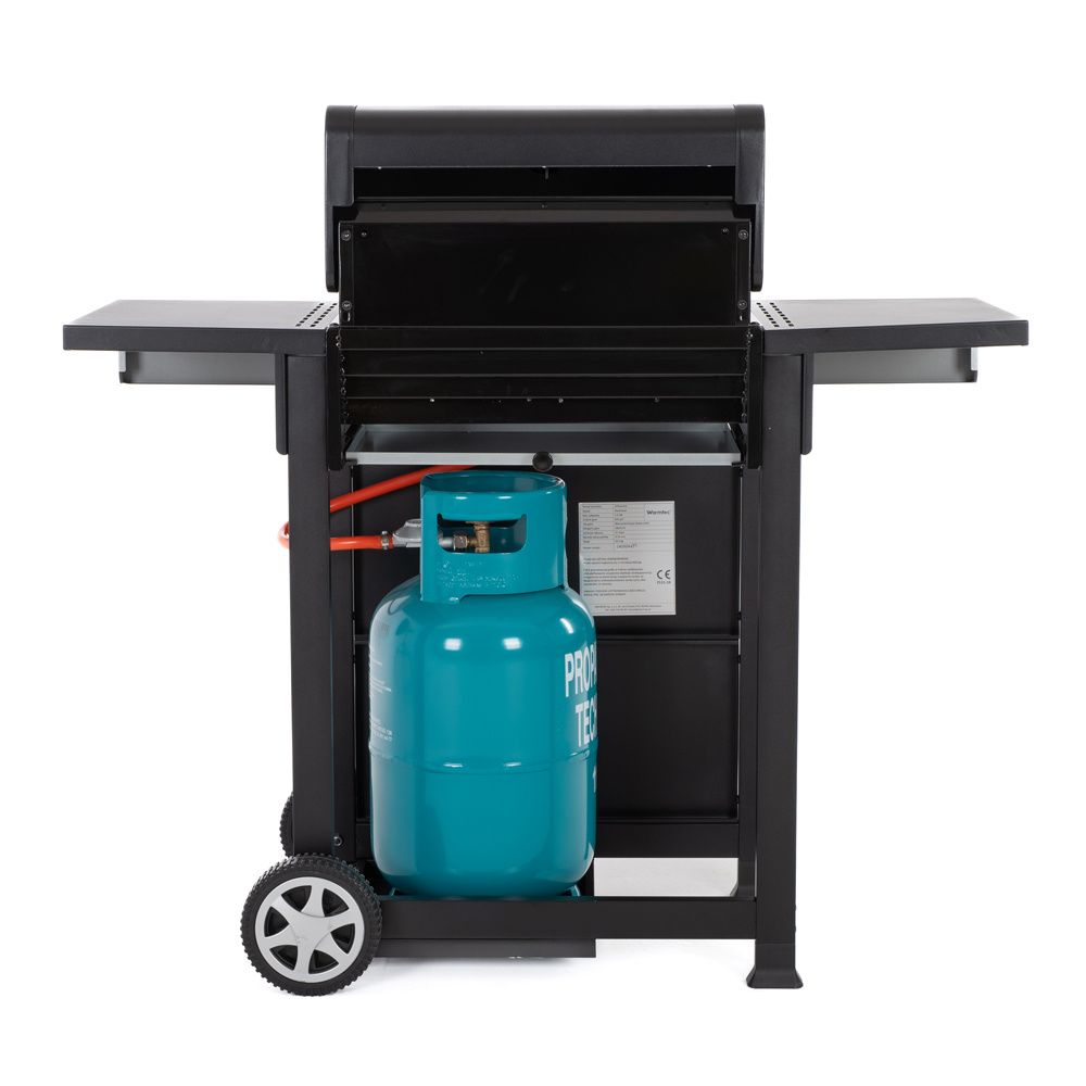 Czarny grill gazowy z turkusowym zbiornikiem propanu i kółkami.