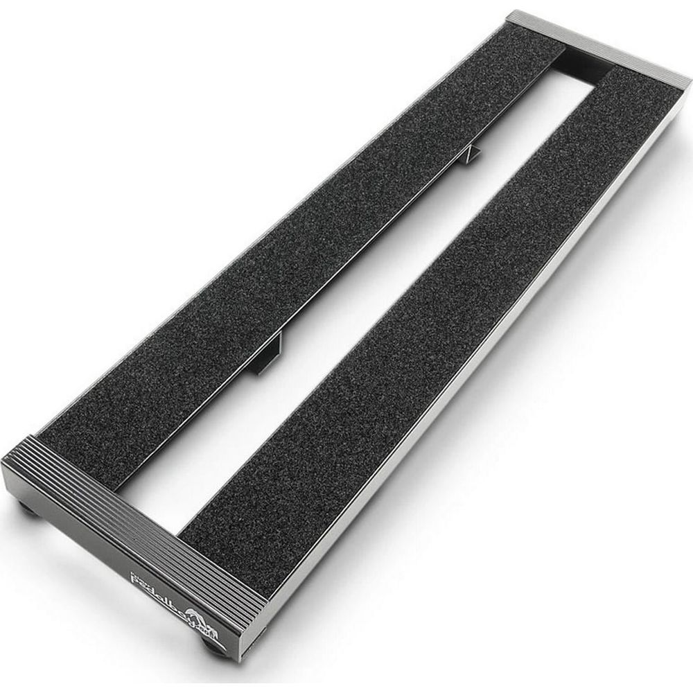 Een zilveren gitaarpedaalbord met twee zwarte, antislip oppervlakken. Een logo aan de voorkant.