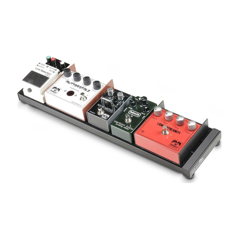 Een pedalboard met zes gitaareffectpedalen, waaronder een Boss LS-2 en MXR Carbon Copy.