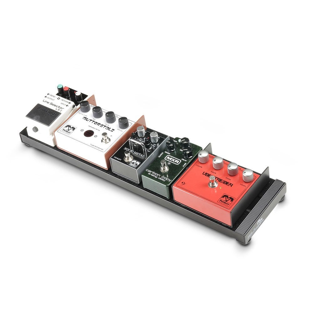 Een zwart pedalboard met vijf gitaareffectpedalen: wit, beige, grijs, groen en rood.