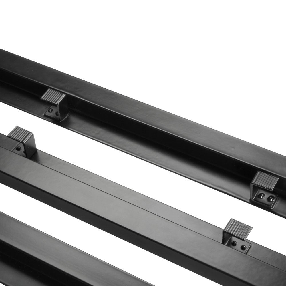 Zwarte metalen staven met kleine geribbelde clips, op witte achtergrond.