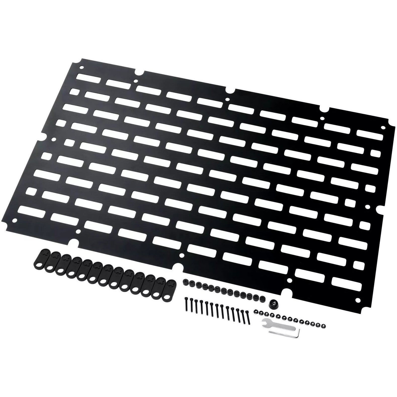 Zwart geperforeerd paneel met schroeven, moeren en gereedschap.