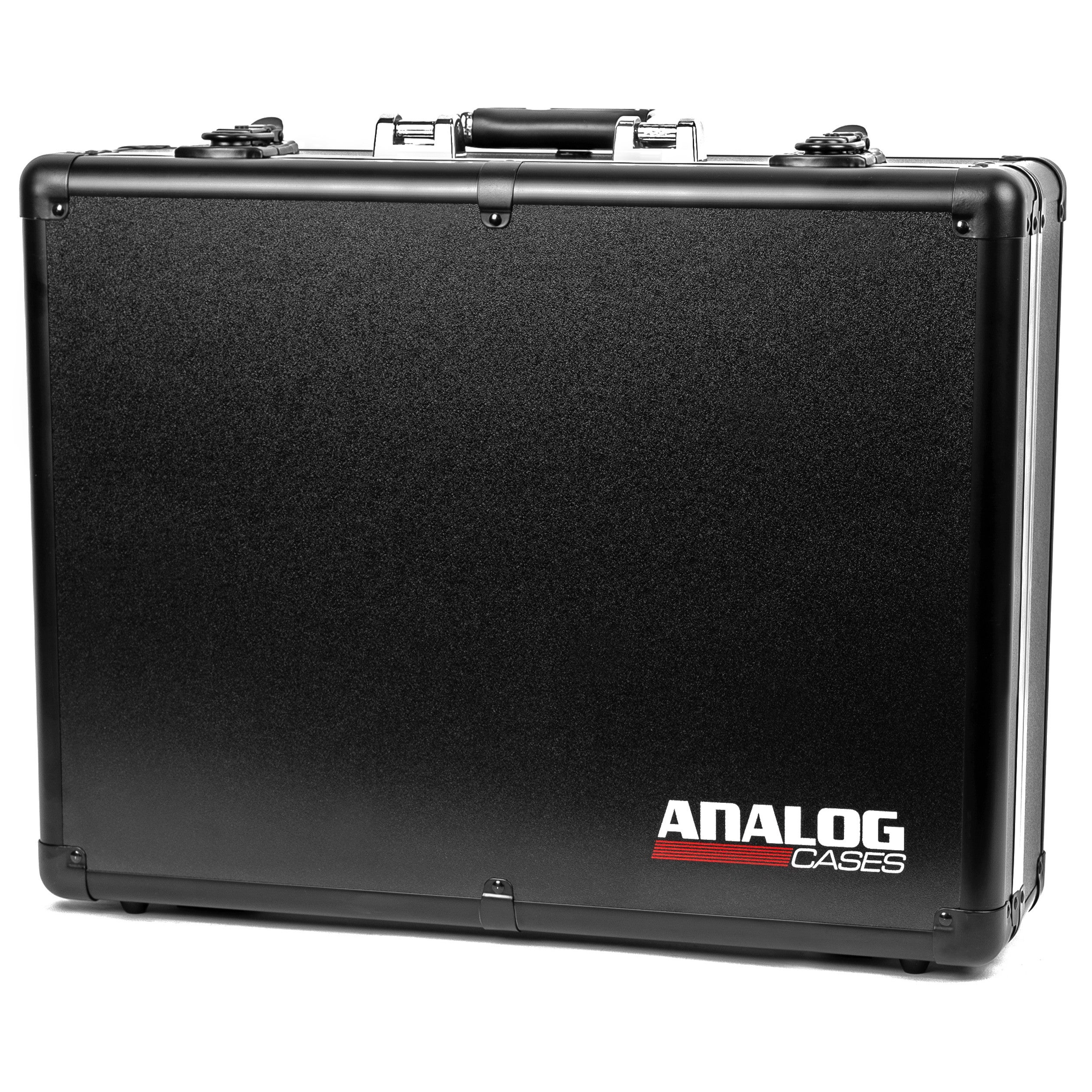 Zwarte koffer met zilveren randen en handvat. Analog Cases logo.