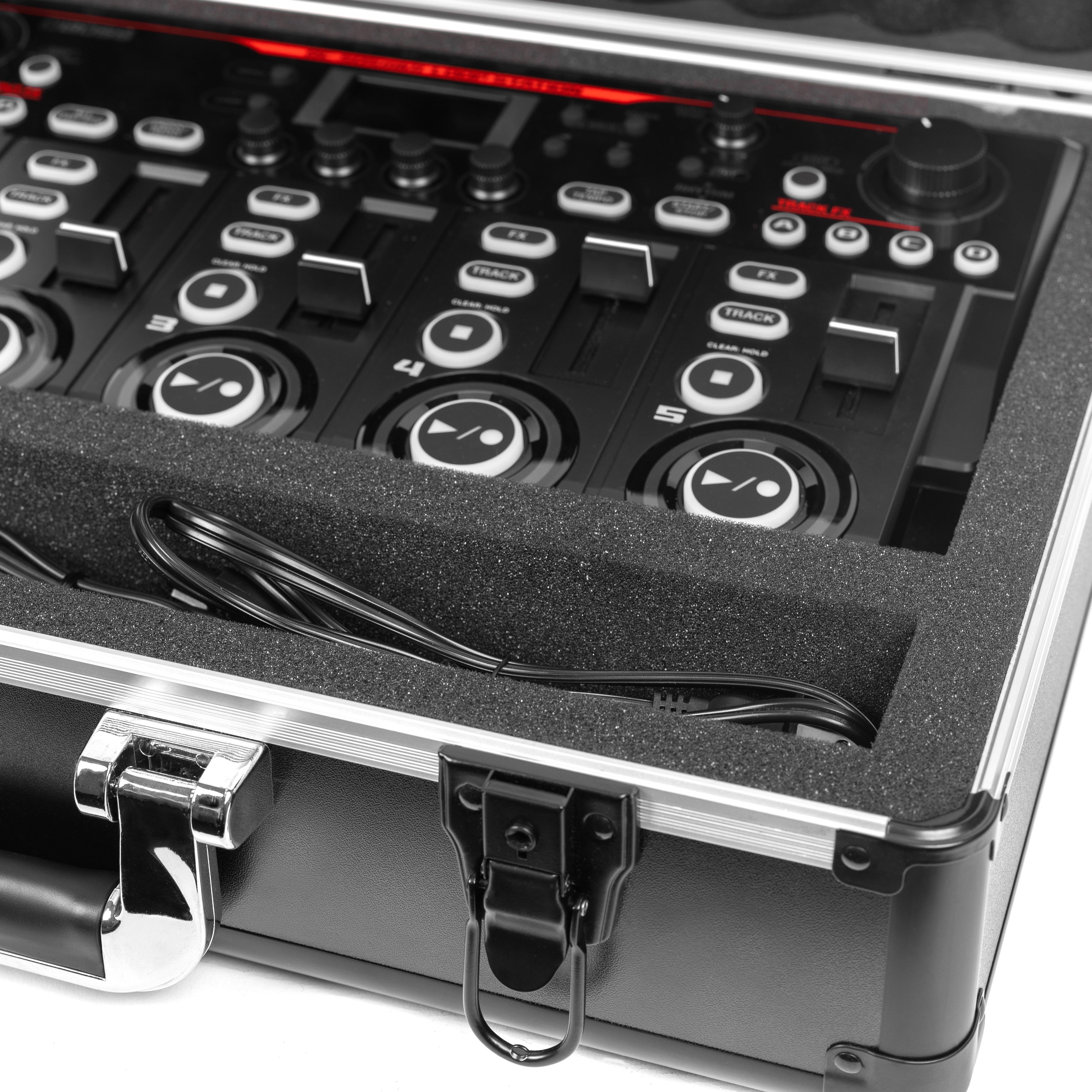 Een zwarte controller met knoppen en schuifregelaars in een koffer.
