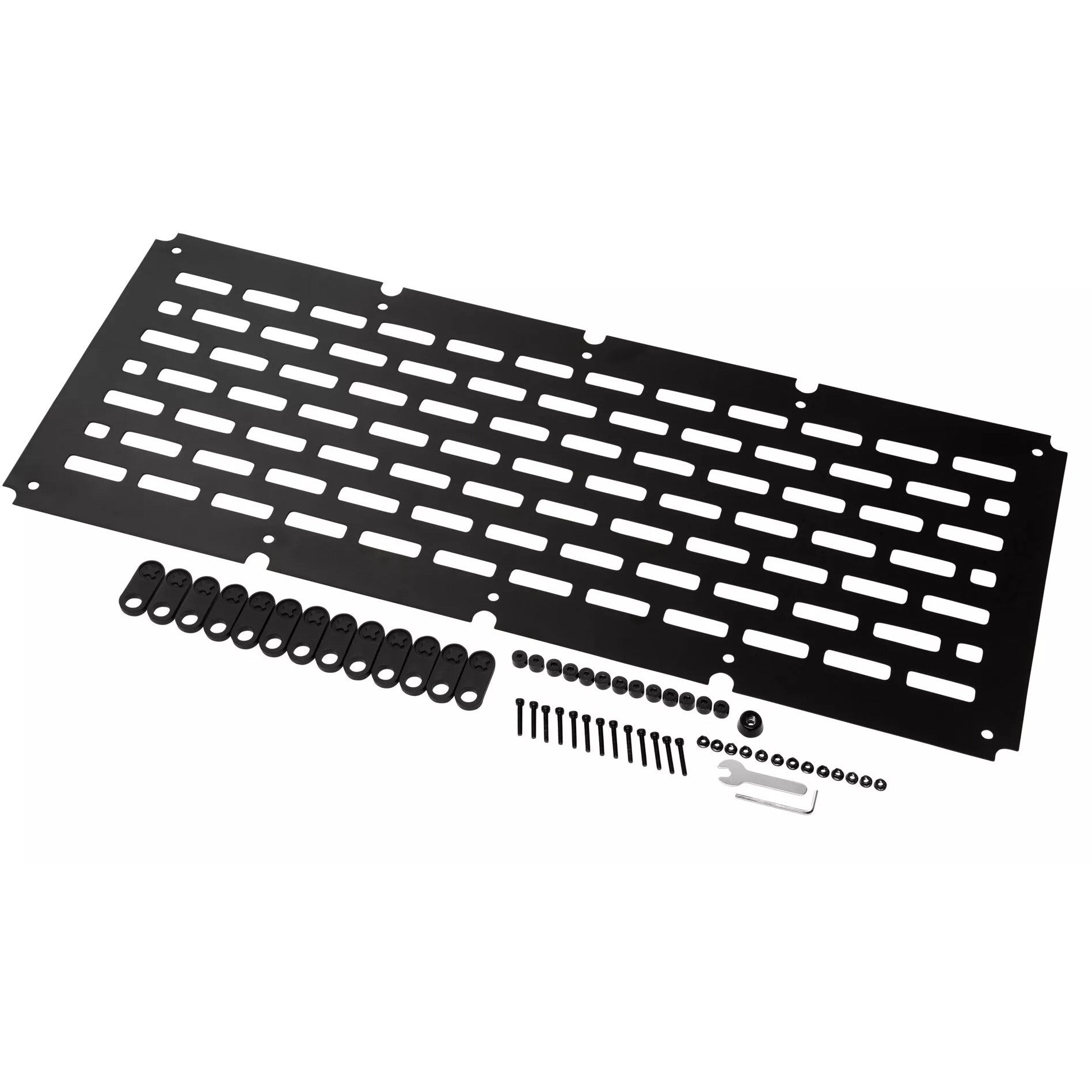 Een zwart pegboard met schroeven, moeren en een kleine moersleutel.