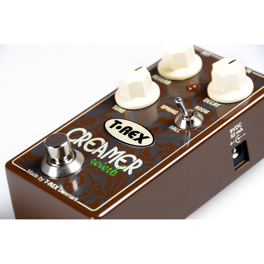 Een bruin T-Rex Creamer Reverb gitaareffectpedaal met drie knoppen en een schakelaar.