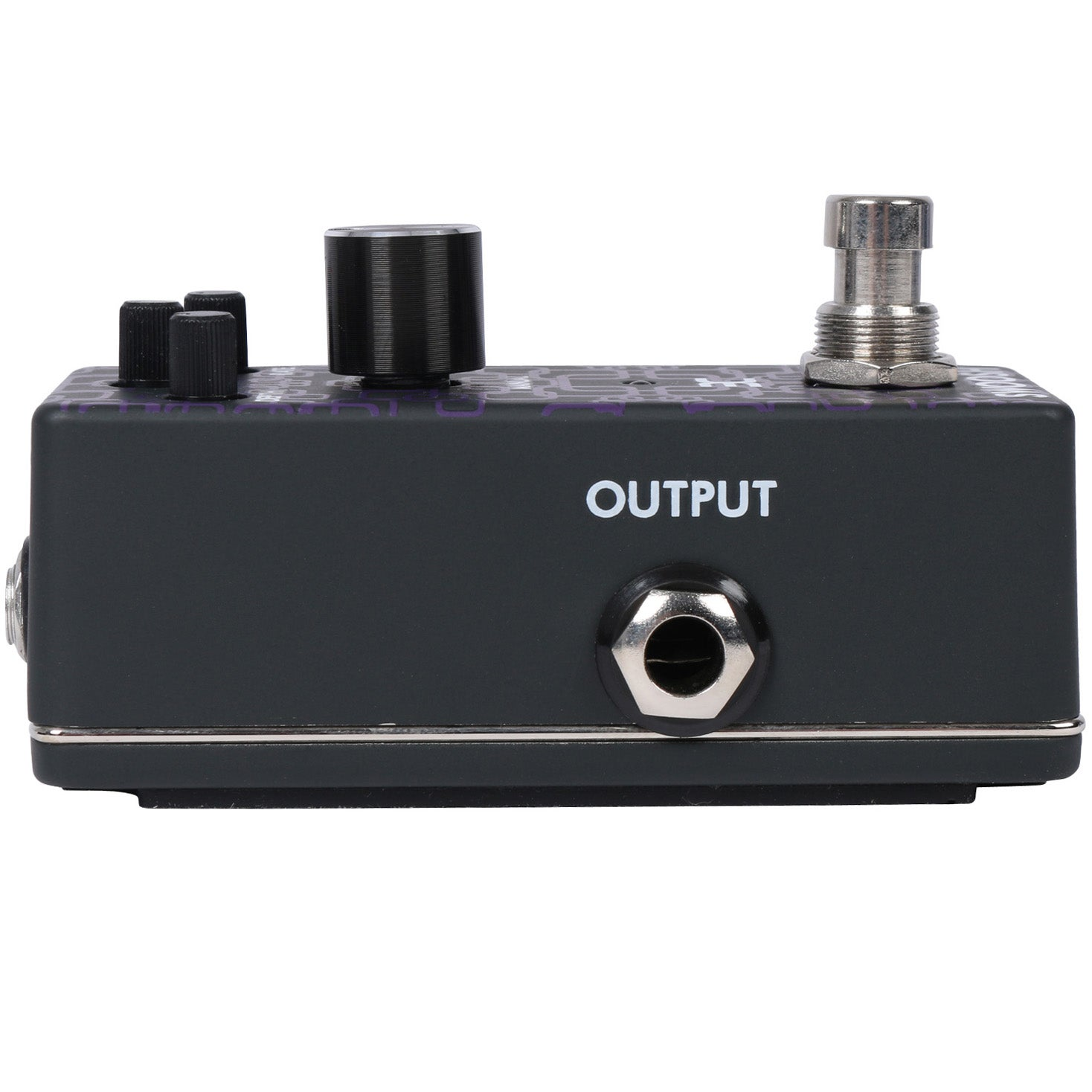 Zwart pedaal met paars patroon, knoppen en aansluitingen. "OUTPUT"-label.