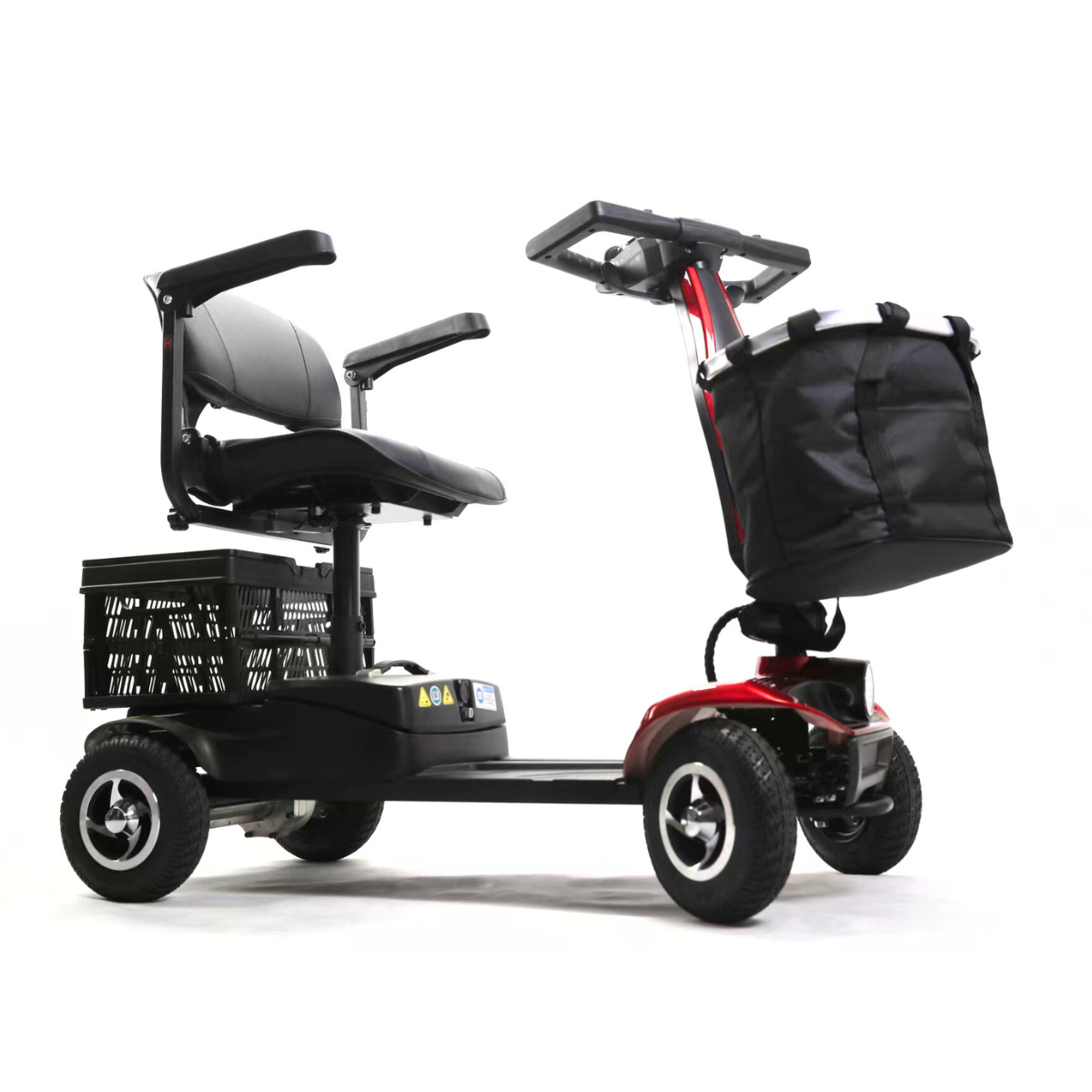 Czerwony skuter mobilności z czarnym siedzeniem, koszem z przodu i z tyłu.