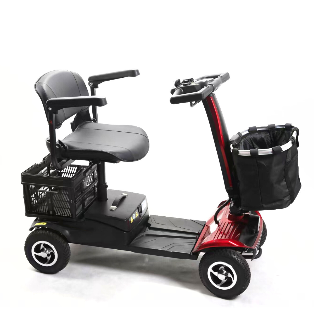 Czerwony skuter mobilny z czarnym siedzeniem, podłokietnikami i dwoma koszami.