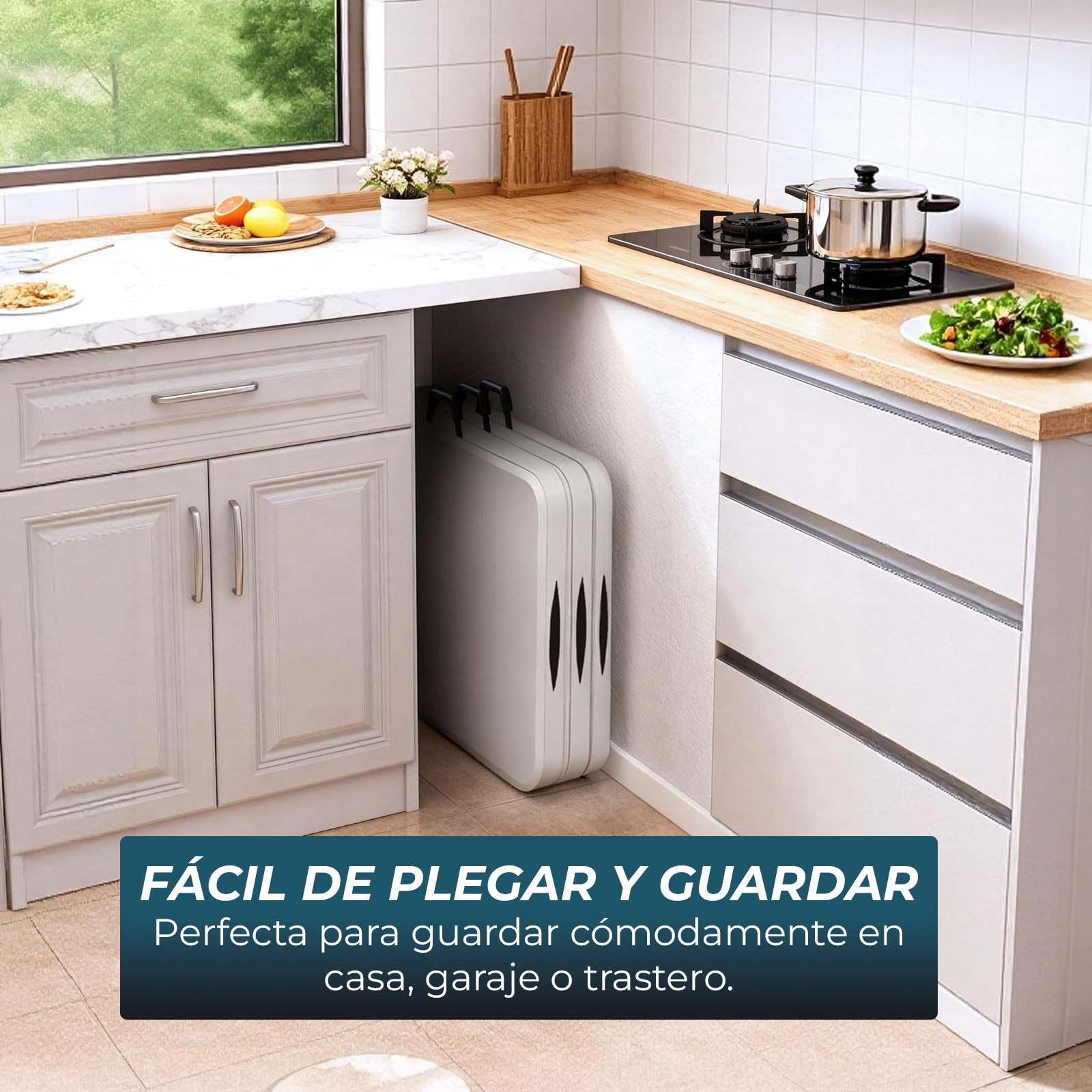 Una mesa plegable blanca está guardada bajo la encimera de la cocina.