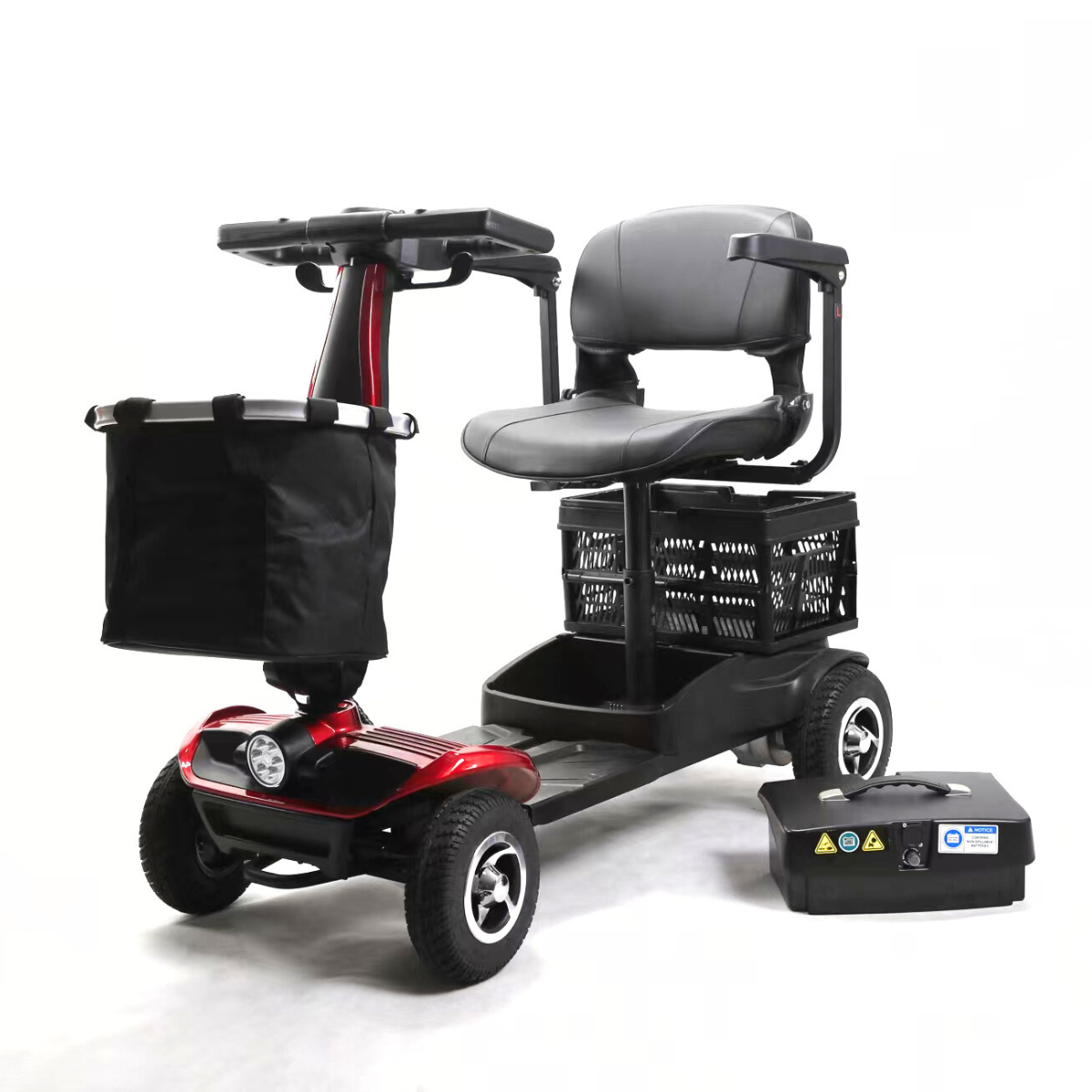 Czerwony i czarny skuter inwalidzki z dwoma koszami i osobnym akumulatorem.