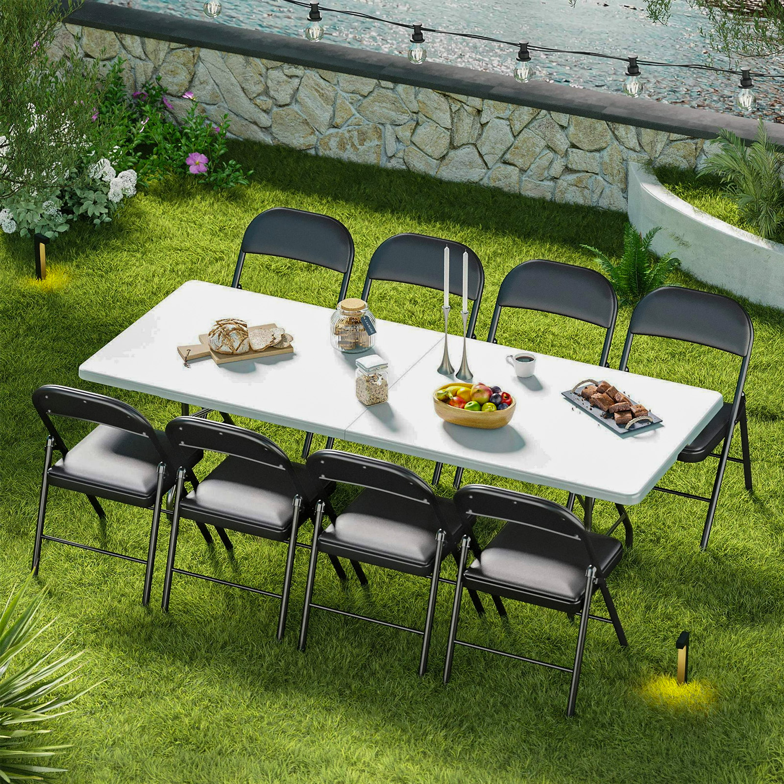 Una mesa blanca con comida al aire libre, rodeada de sillas negras.
