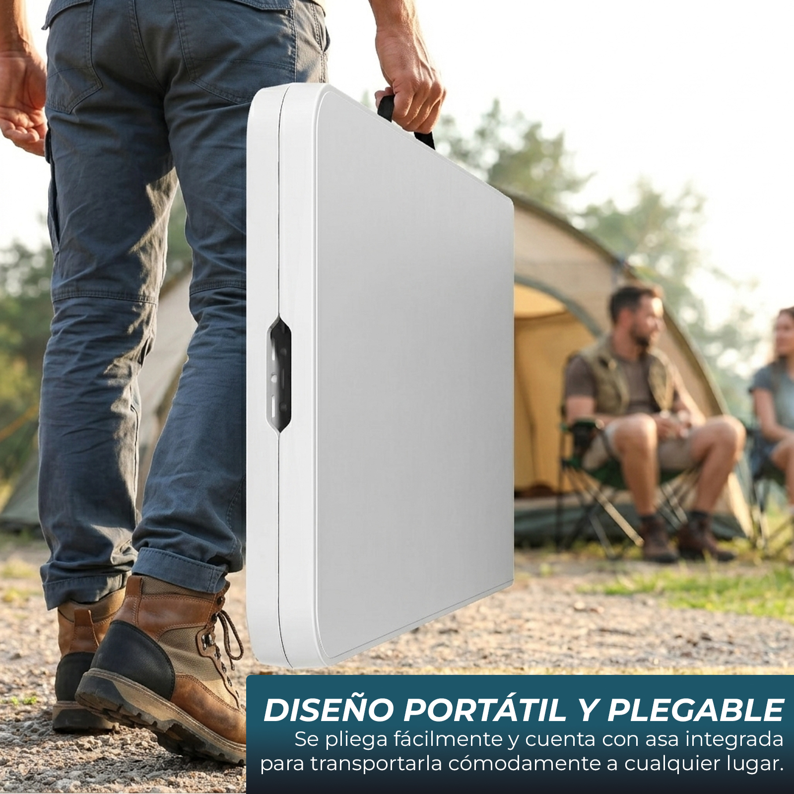 Hombre lleva mesa blanca plegada. Tiendas y gente al fondo. Diseño portátil y plegable.