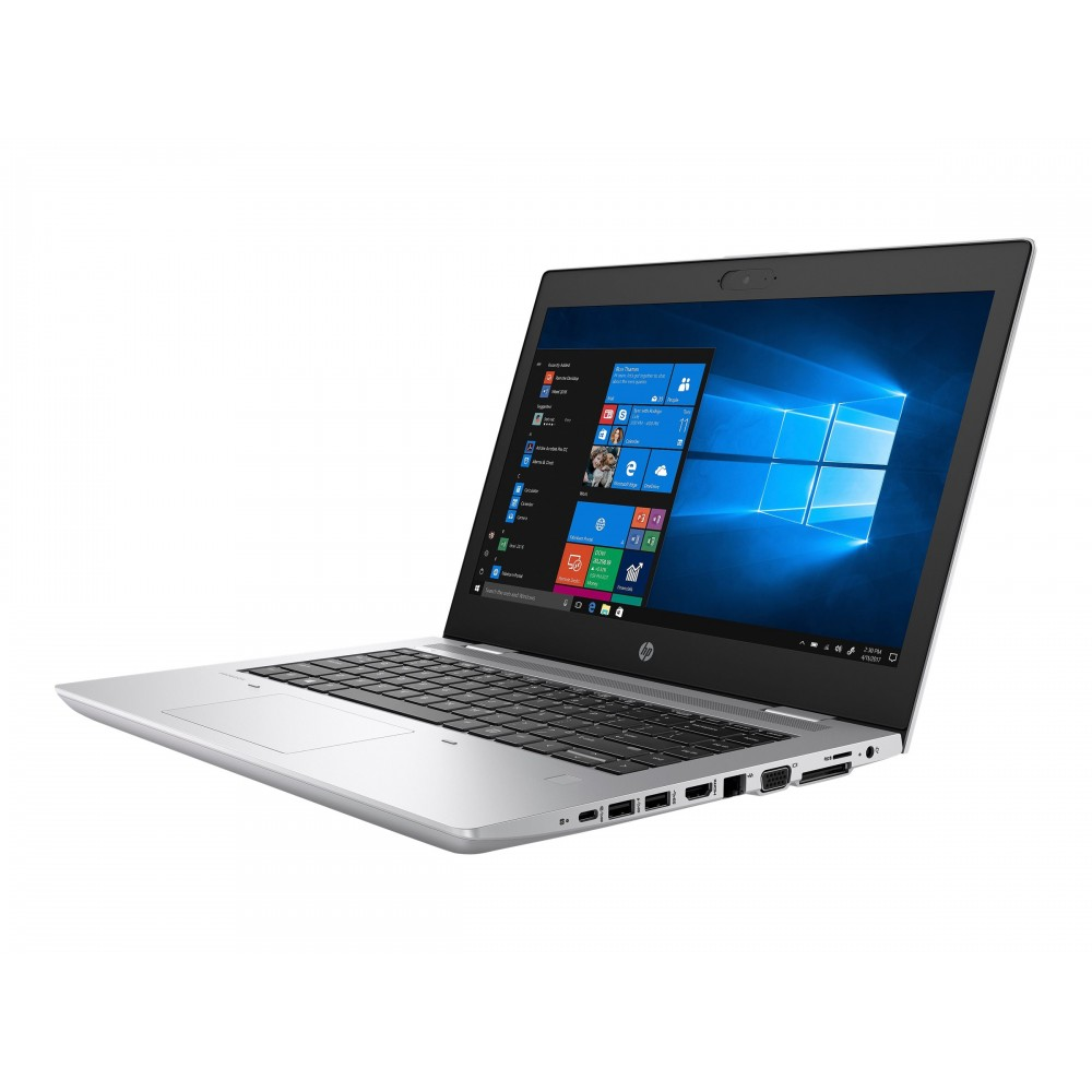 Silberner HP Laptop geöffnet auf weißem Hintergrund, zeigt Windows Desktop-Symbole.