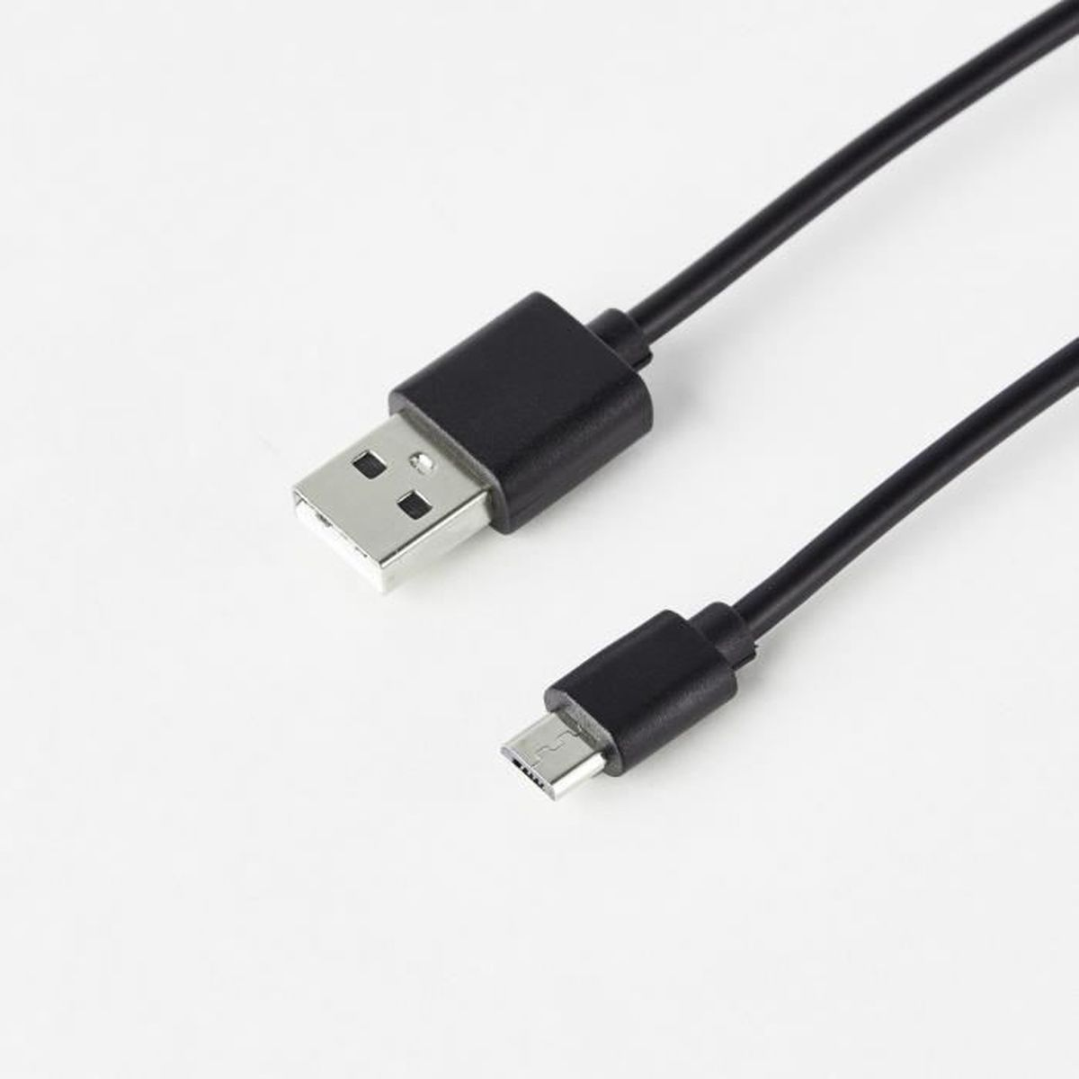 Ein schwarzes USB-A-zu-Micro-USB-Kabel liegt auf weißer Fläche.