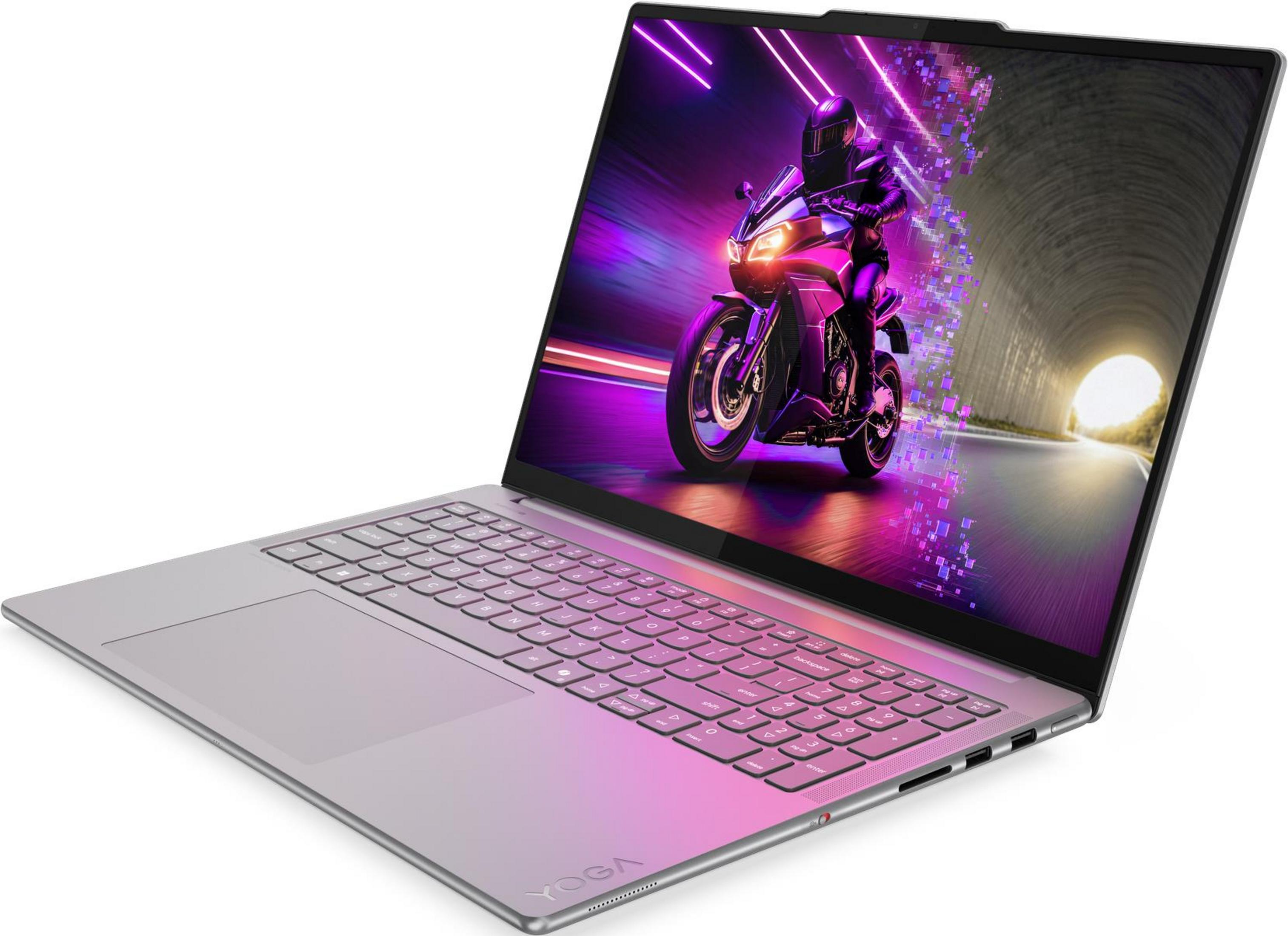 Ein silberner Laptop zeigt einen Motorradfahrer in einem neonfarbenen Tunnel.