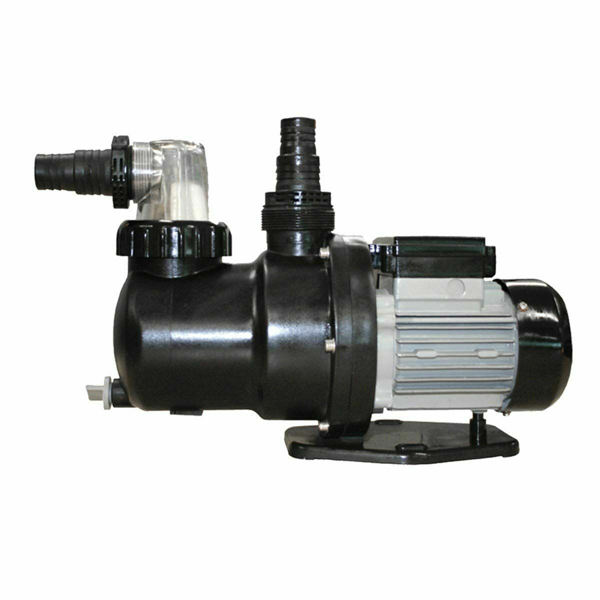 Una pompa dell'acqua nera con motore argentato poggia su base nera su sfondo bianco.