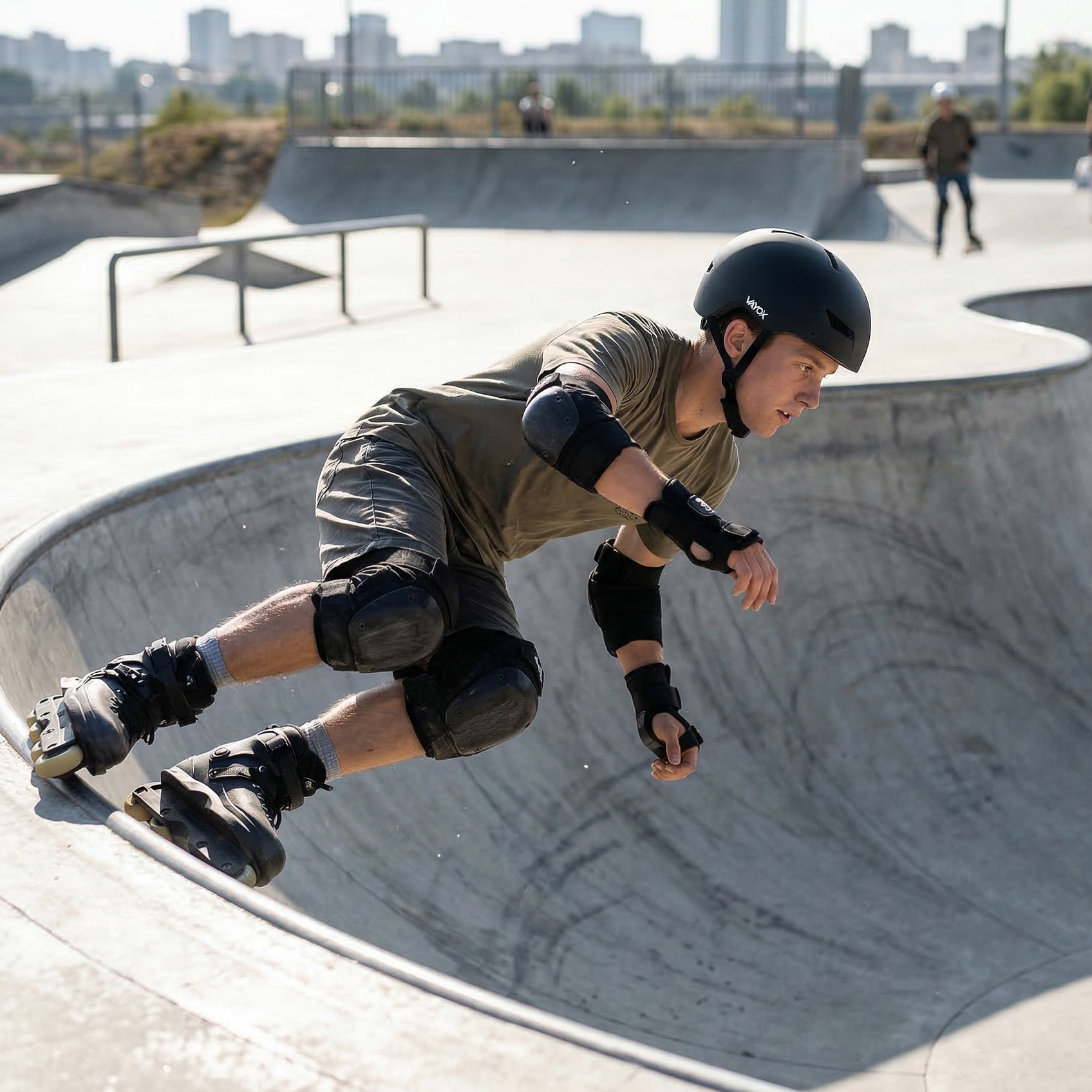 Mężczyzna w sprzęcie ochronnym jeździ na rolkach w skate bowl.