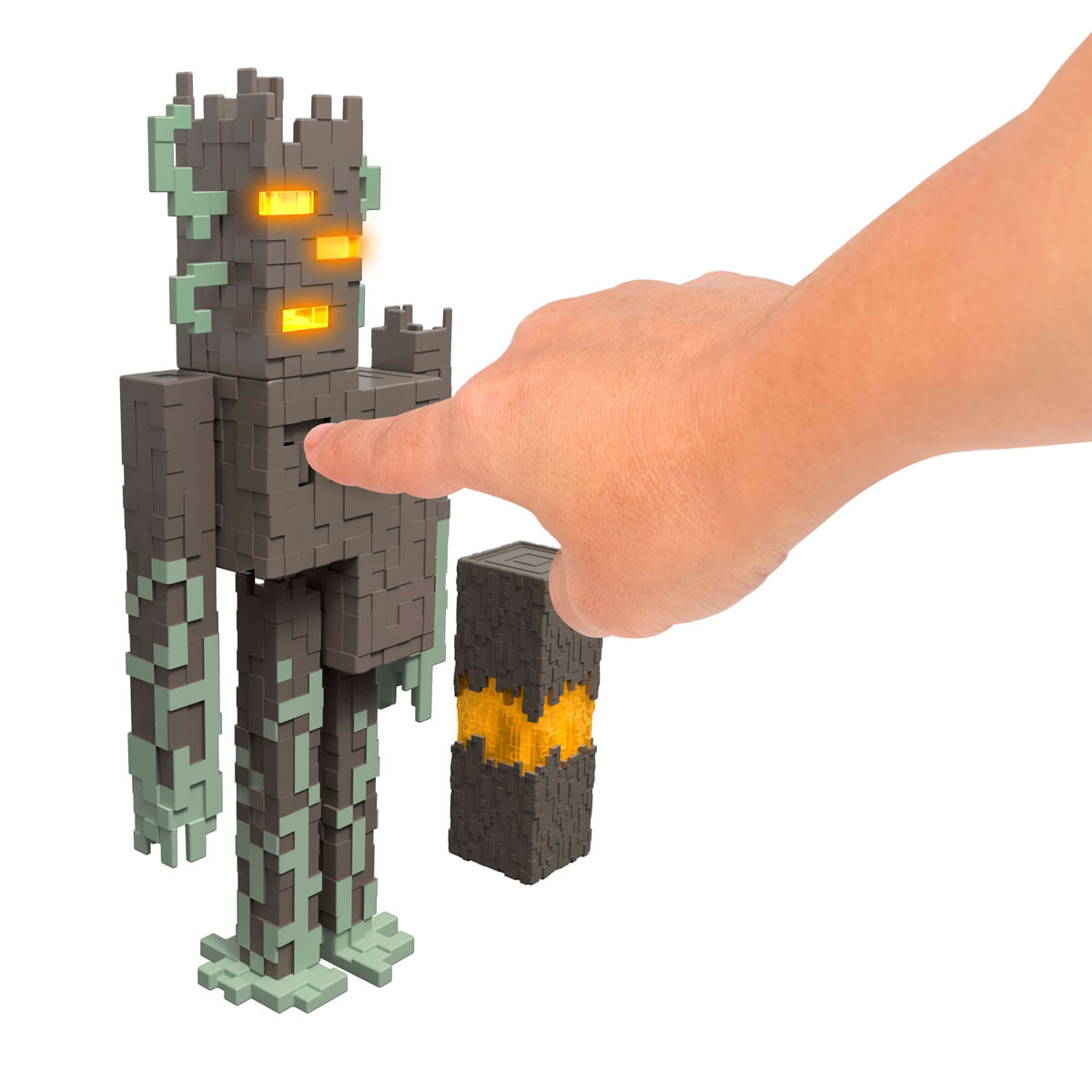 Ein Mensch drückt auf einen Block-Golem mit leuchtenden Augen und einem Block daneben.