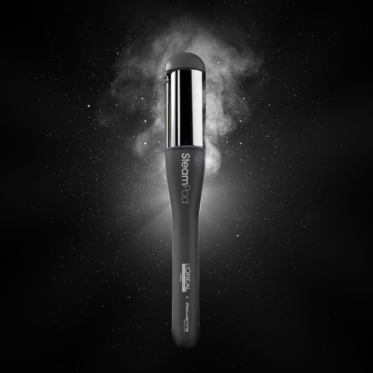 Ein dunkler Haarglätter mit SteamPod-Schriftzug und L'Oréal-Logo.
