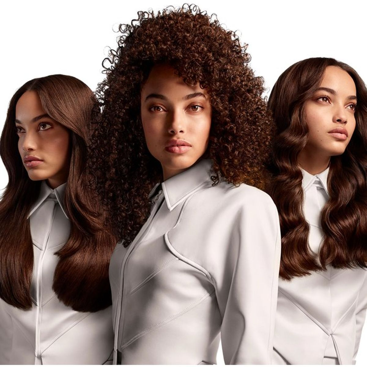 Drei Frauen mit unterschiedlichen Frisuren tragen weiße Hemden.