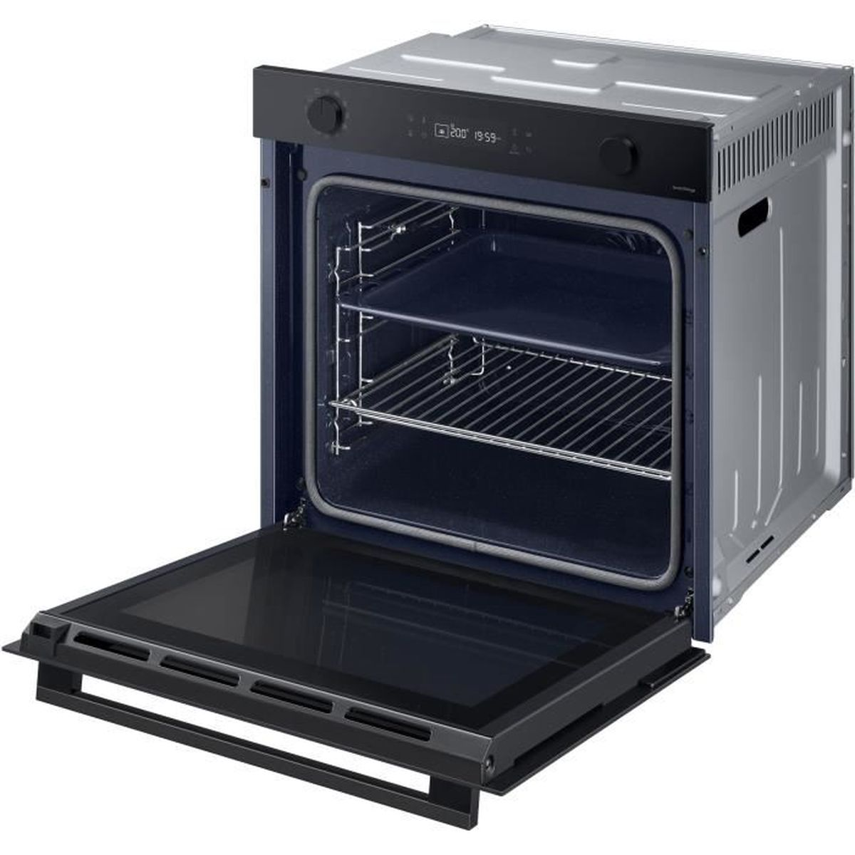 Un moderno forno da incasso con porta aperta, che mostra le griglie interne.