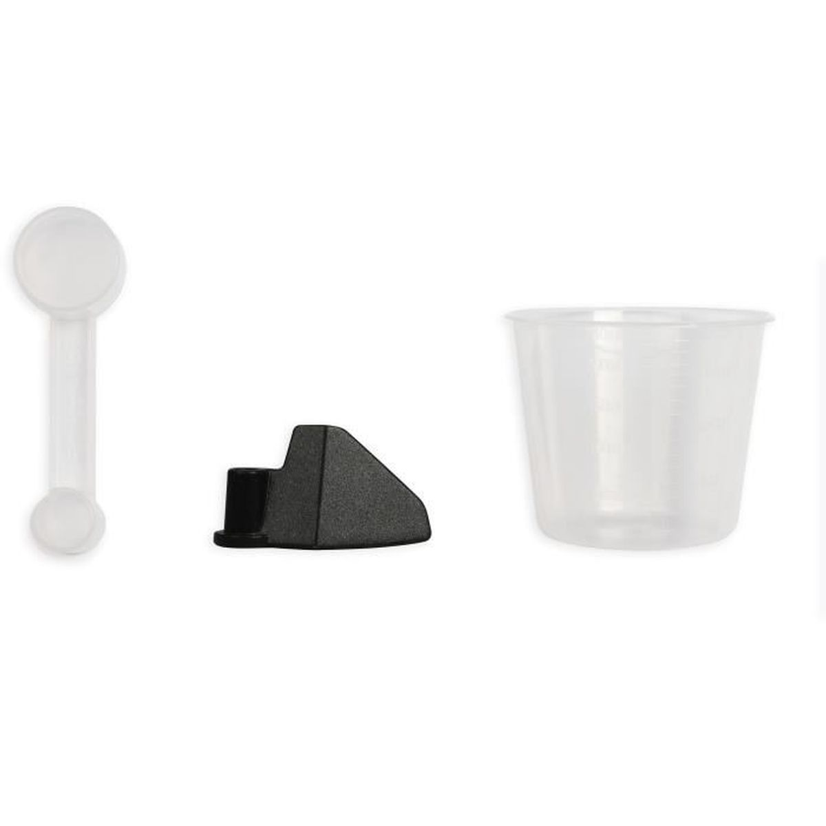 Ein weißer Löffel, ein schwarzer Plastikadapter und ein durchsichtiger Messbecher.