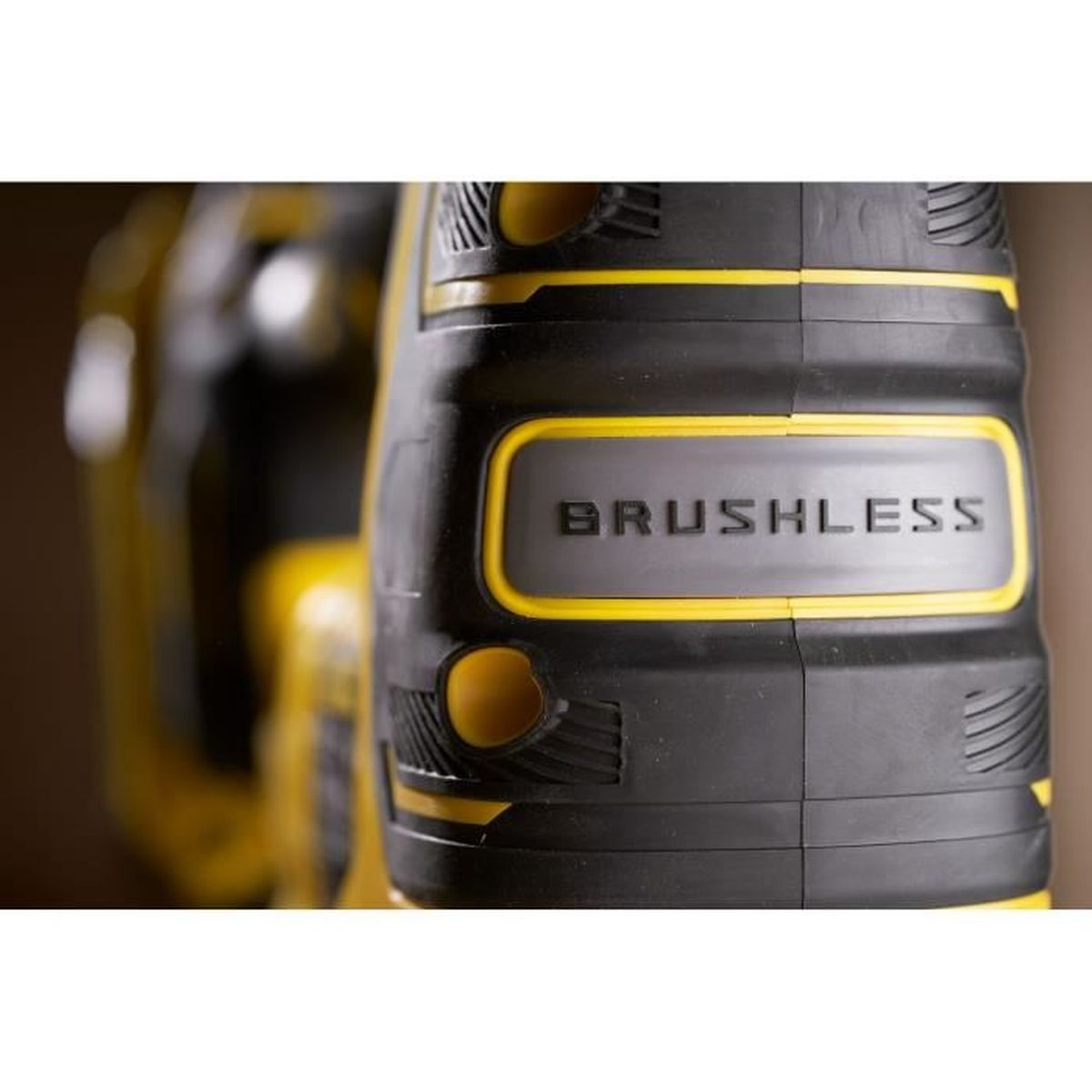 Schwarzes und gelbes Werkzeug mit der Aufschrift „BRUSHLESS“.