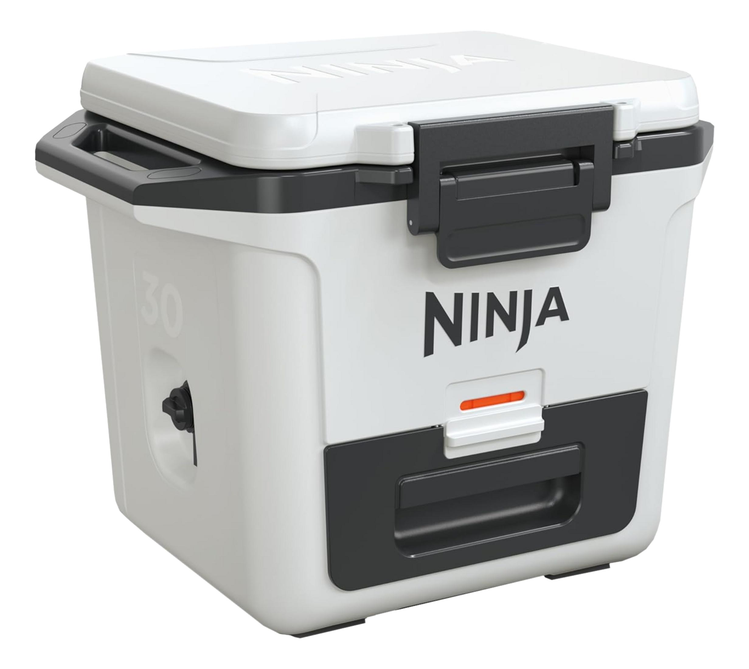 Biała lodówka Ninja z czarnym uchwytem i logo oraz pomarańczowym paskiem.