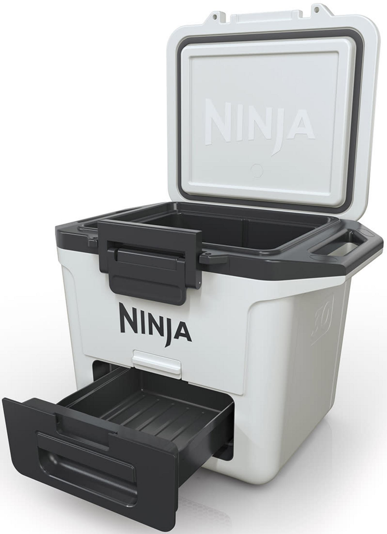 Biała lodówka turystyczna Ninja z otwartą pokrywą i wysuniętą szufladą.