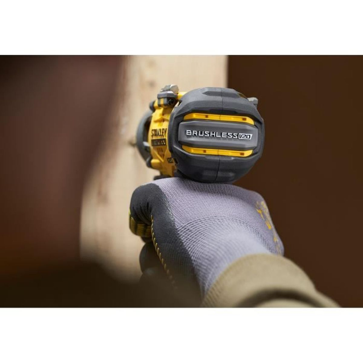 Eldivenli bir el, üzerinde "BRUSHLESS 120" yazan sarı ve siyah bir vidalayıcı tutuyor.