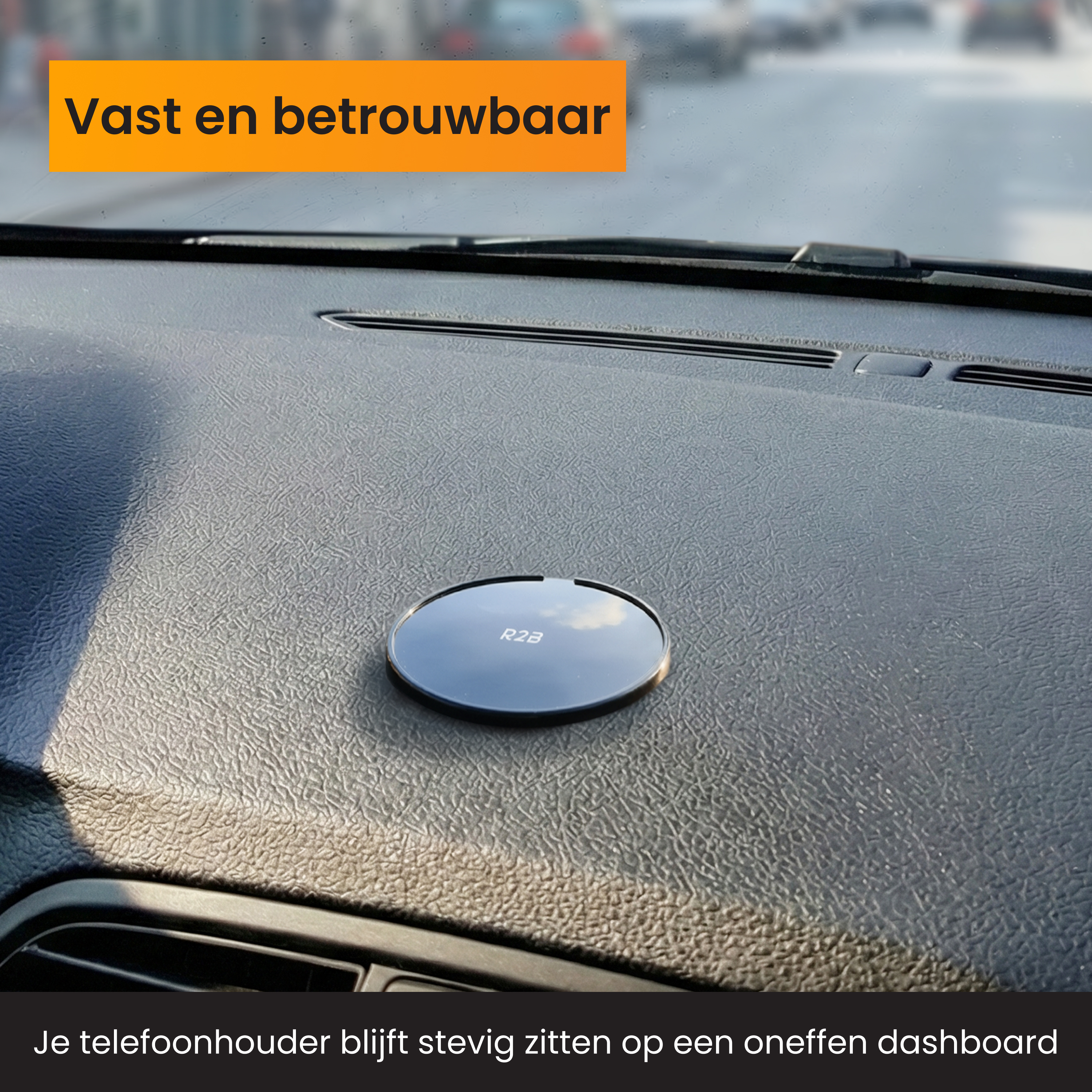 Een ronde, zwarte houder met R2B-logo op een getextureerd dashboard.