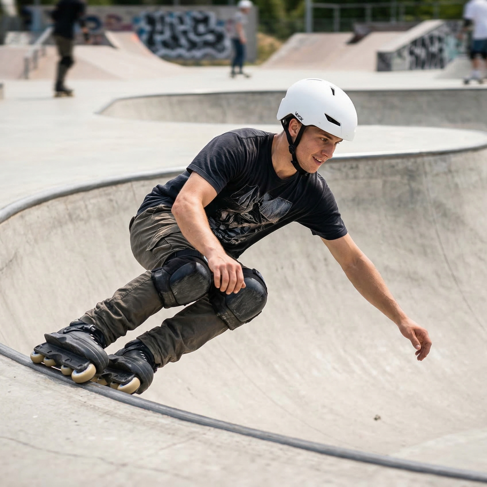 Młody mężczyzna w białym kasku i czarnej koszulce jeździ na rolkach w skateparku.