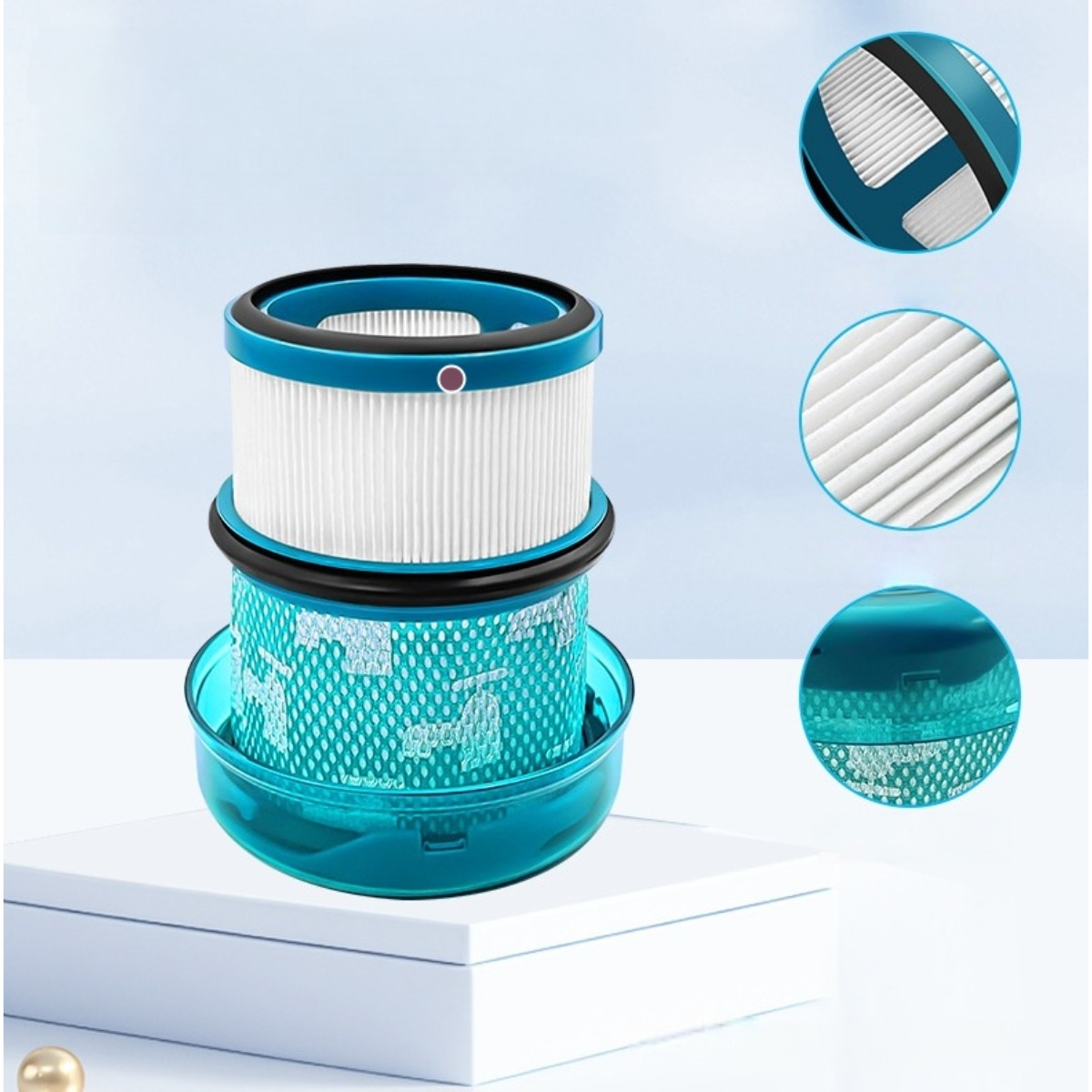 Zwei runde, weiße Staubsaugerfilter mit blauen Ringen, auf weißem Podest.
