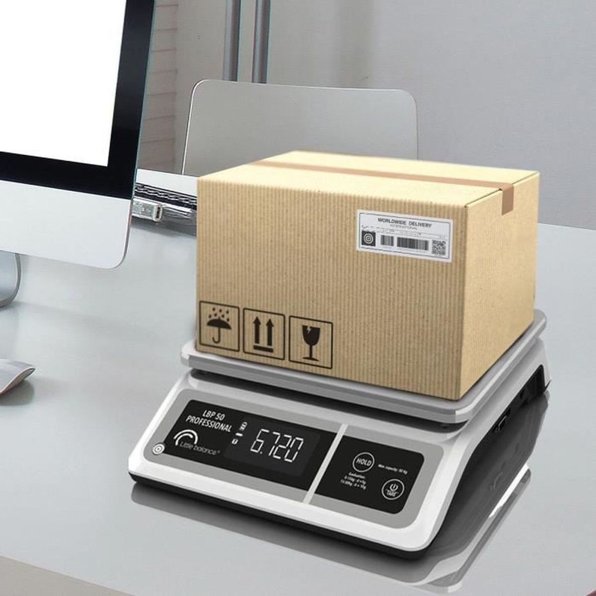 Eine braune Paketwaage mit einem Paket und einem Monitor.