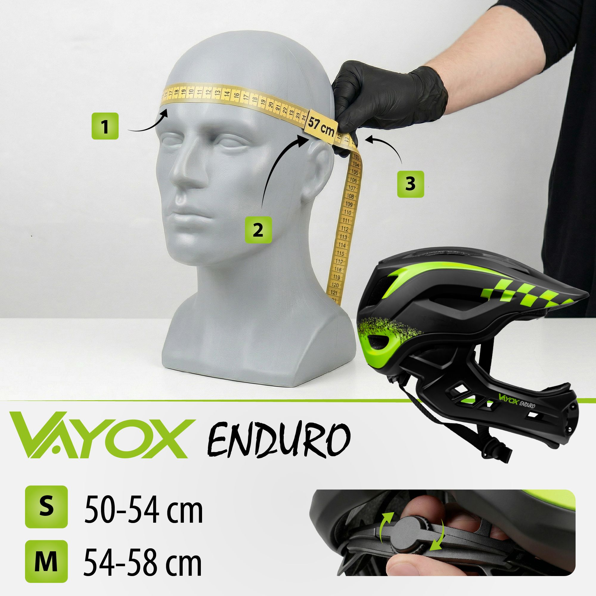 Osoba mierzy szarą głowę manekina taśmą mierniczą do kasku.