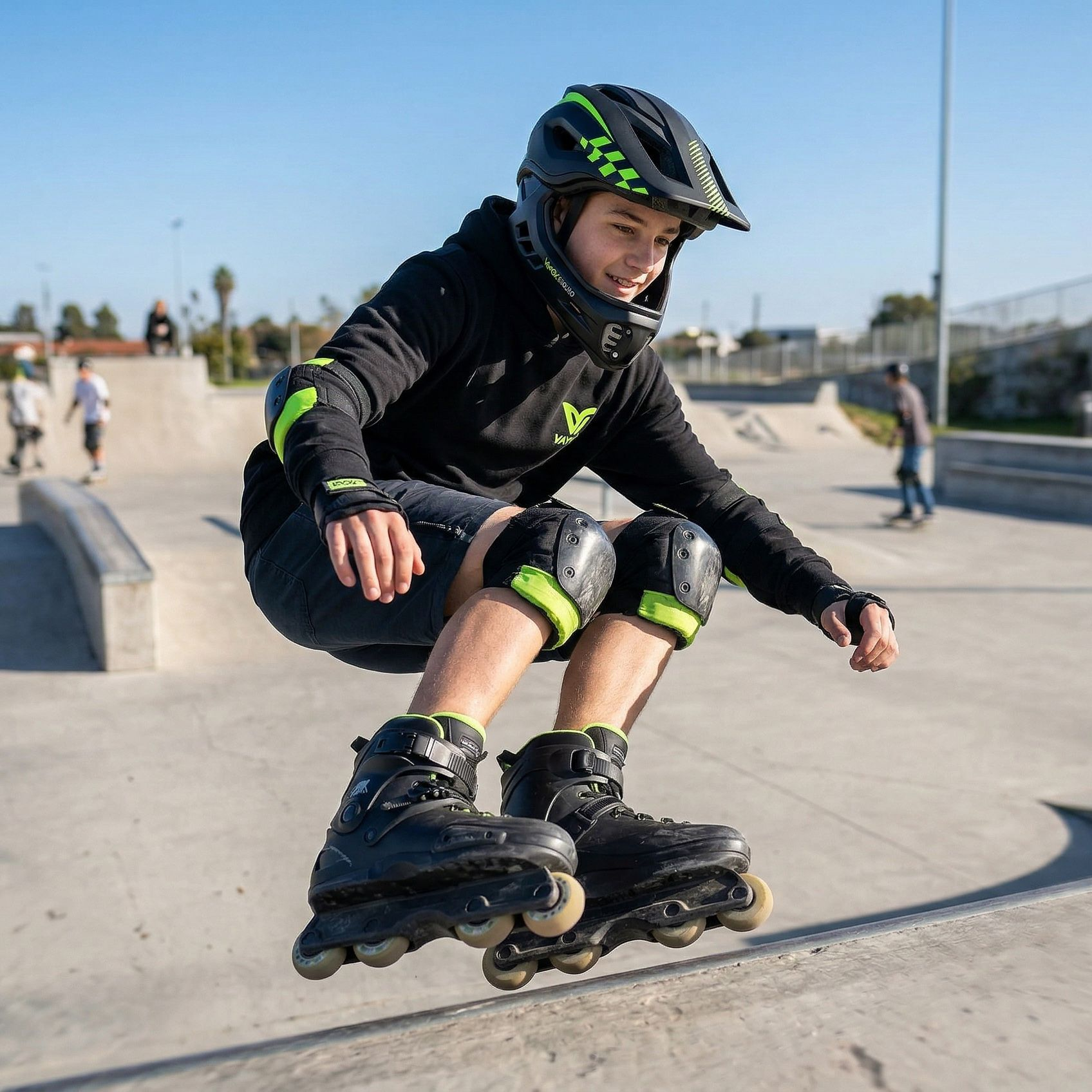 Chłopiec w kasku i ochraniaczach skacze na rolkach w skateparku.