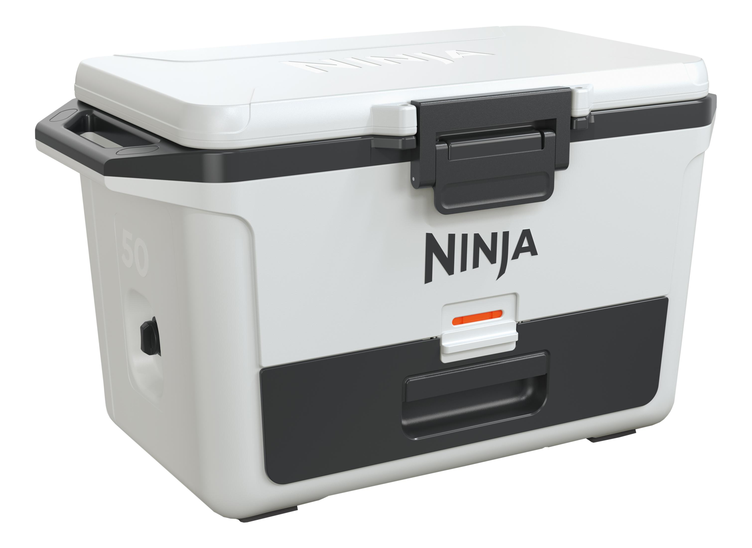 Biało-szara lodówka turystyczna Ninja z uchwytami i pomarańczowym detalem.